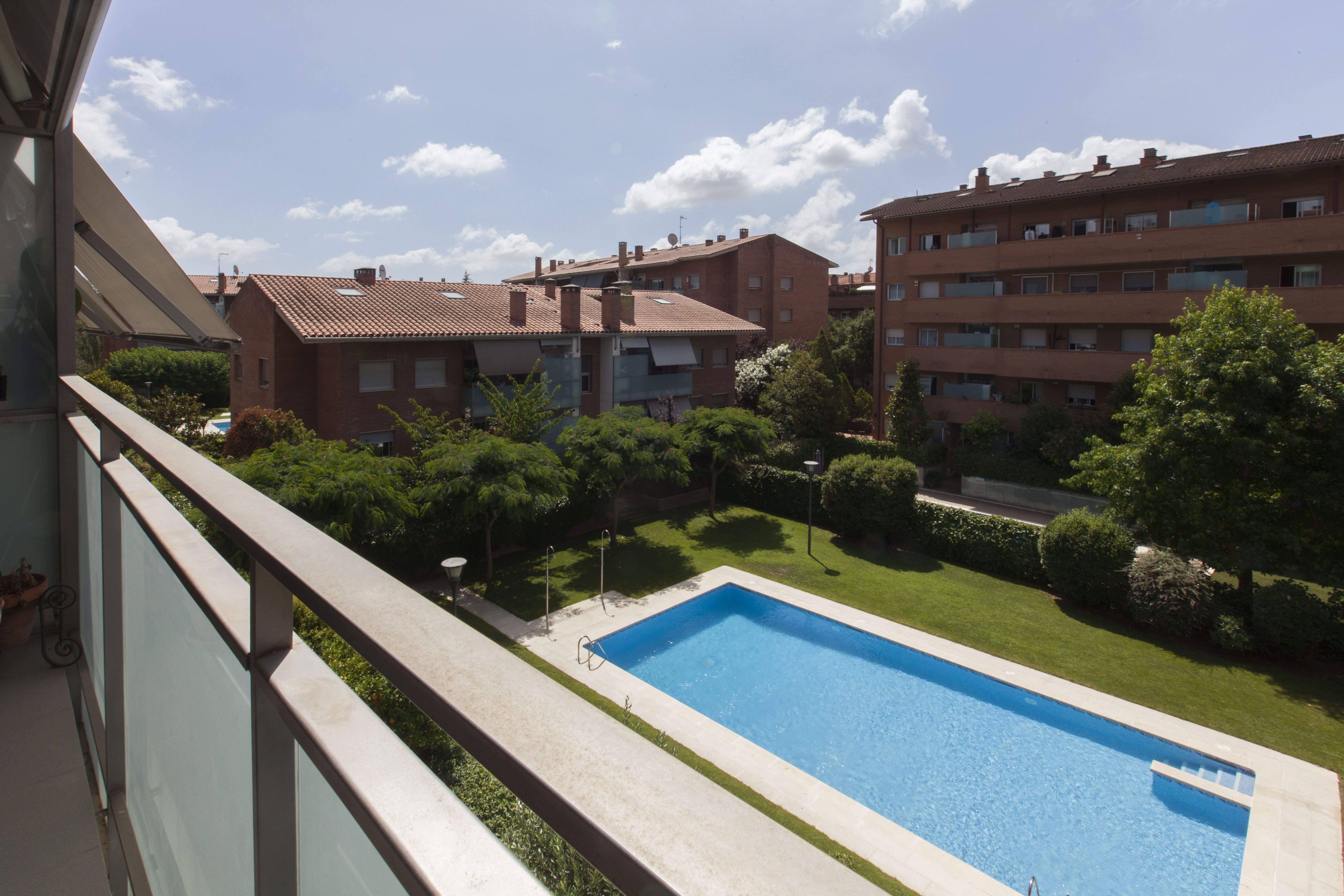 Piscina comunitària al pis Torreblanca de la immobiliària de Sant Cugat ORGAN. FOTO: Cedida