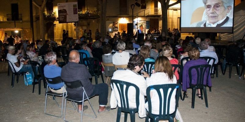 Cinema a la fresta a la Llar d'avis. FOTO: Cedida