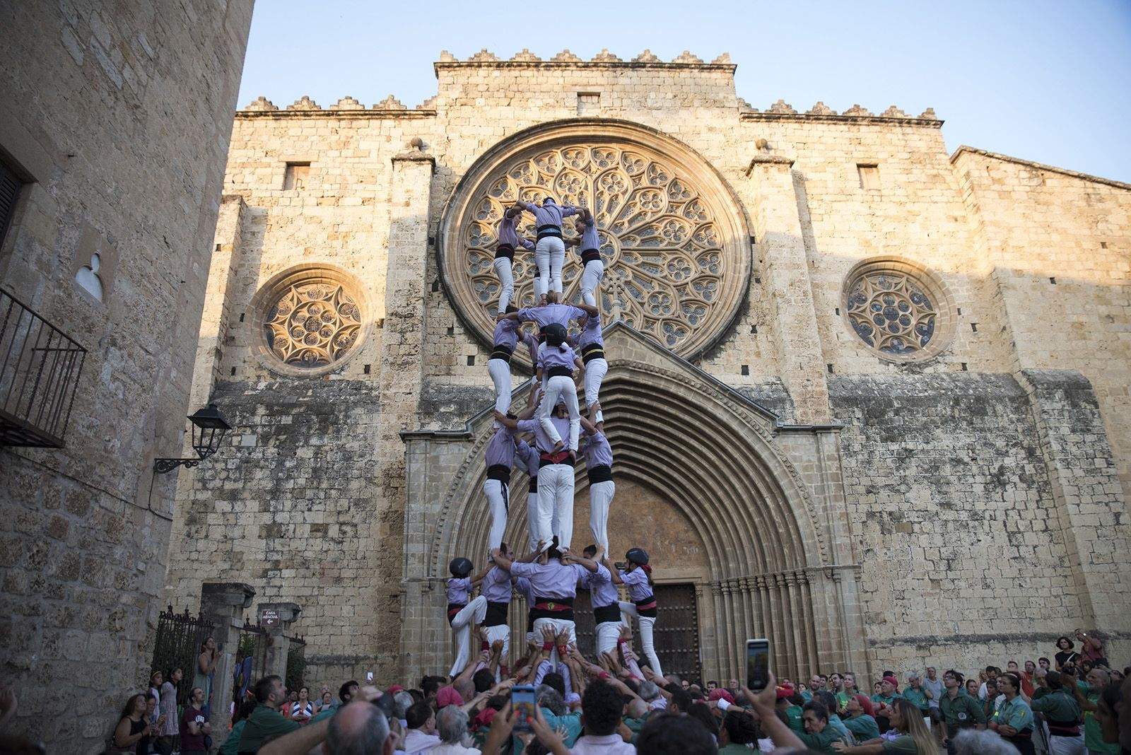 Els Castellers de Sant Cugat estrenen la Diada de la Llotgeta, que agafa el relleu a la Diada de Sant Cugat. FOTO: Bernat Millet
