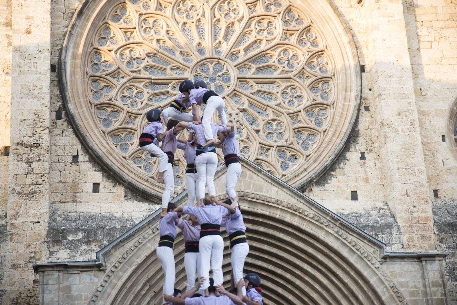 Els Castellers de Sant Cugat estrenen la Diada de la Llotgeta, que agafa el relleu a la Diada de Sant Cugat. FOTO: Bernat Millet