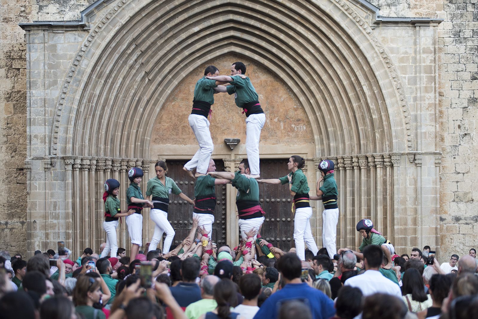 Els Castellers de Sant Cugat estrenen la Diada de la Llotgeta, que agafa el relleu a la Diada de Sant Cugat. FOTO: Bernat Millet