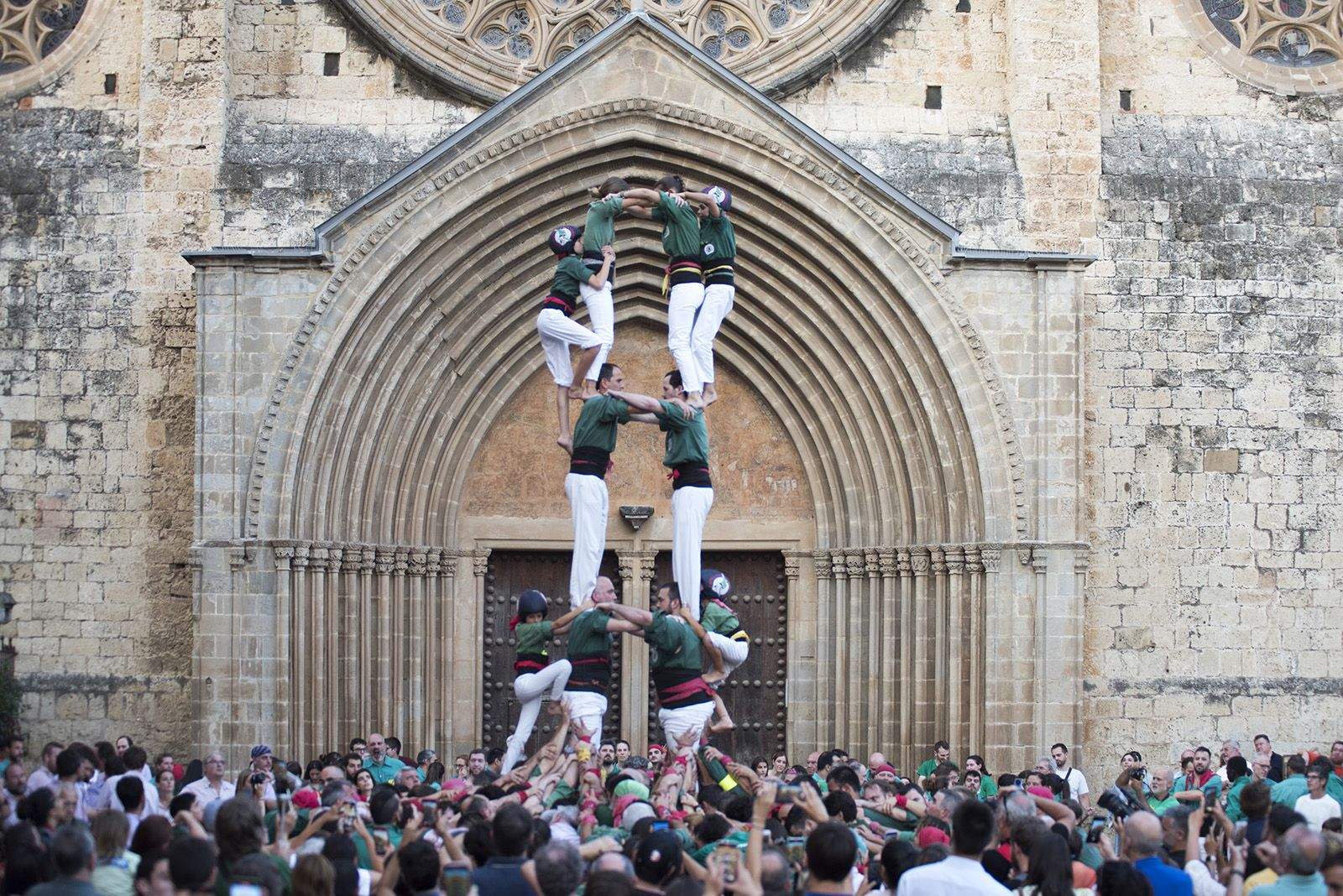 Els Castellers de Sant Cugat estrenen la Diada de la Llotgeta, que agafa el relleu a la Diada de Sant Cugat. FOTO: Bernat Millet