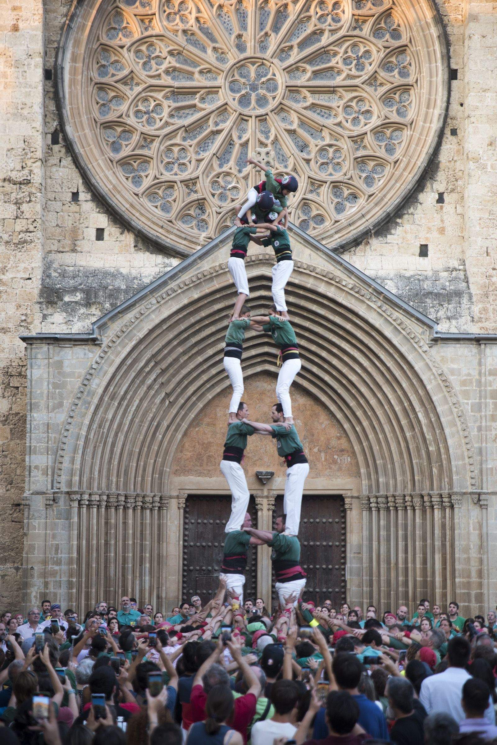 Els Castellers de Sant Cugat estrenen la Diada de la Llotgeta, que agafa el relleu a la Diada de Sant Cugat. FOTO: Bernat Millet