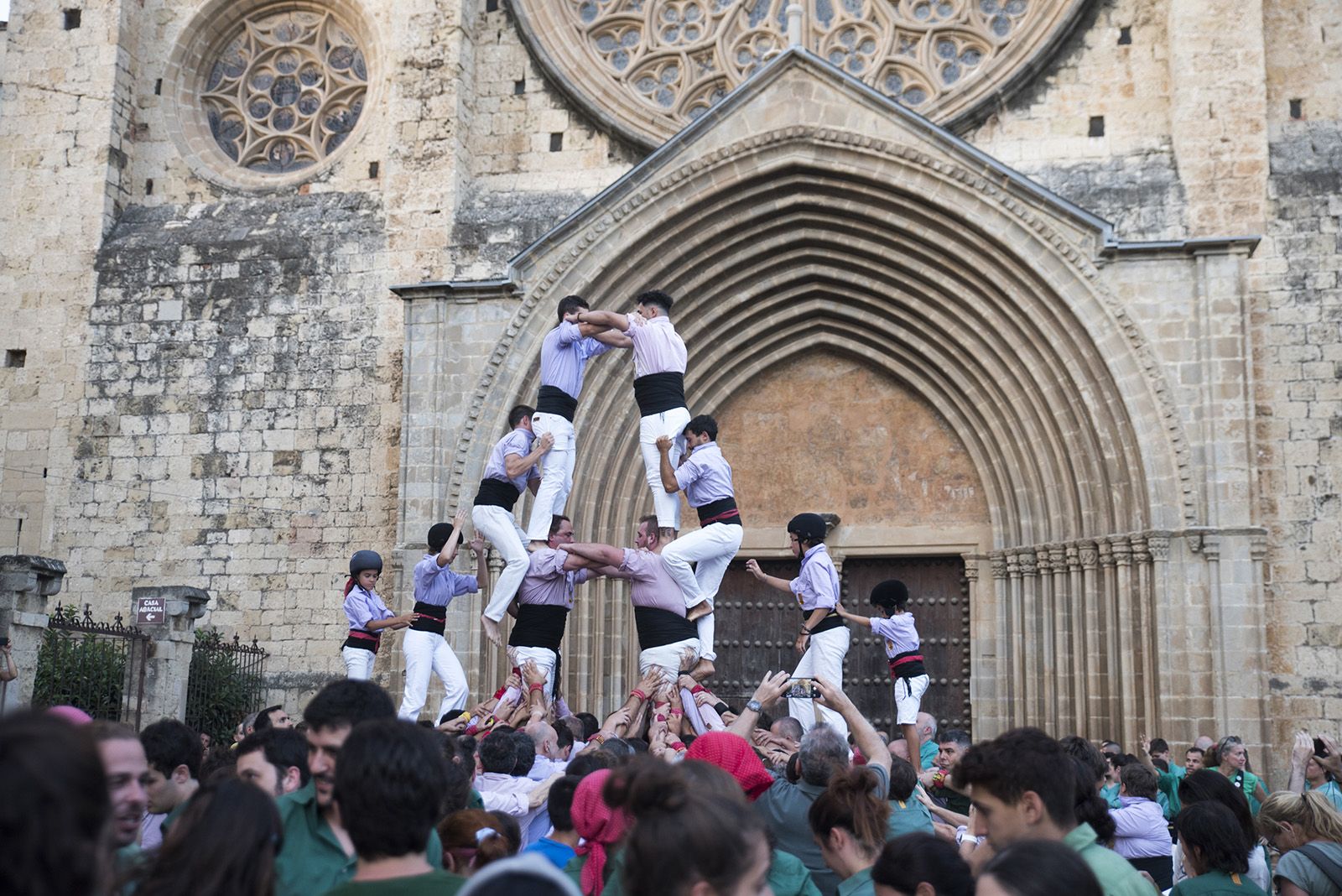 Els Castellers de Sant Cugat estrenen la Diada de la Llotgeta, que agafa el relleu a la Diada de Sant Cugat. FOTO: Bernat Millet