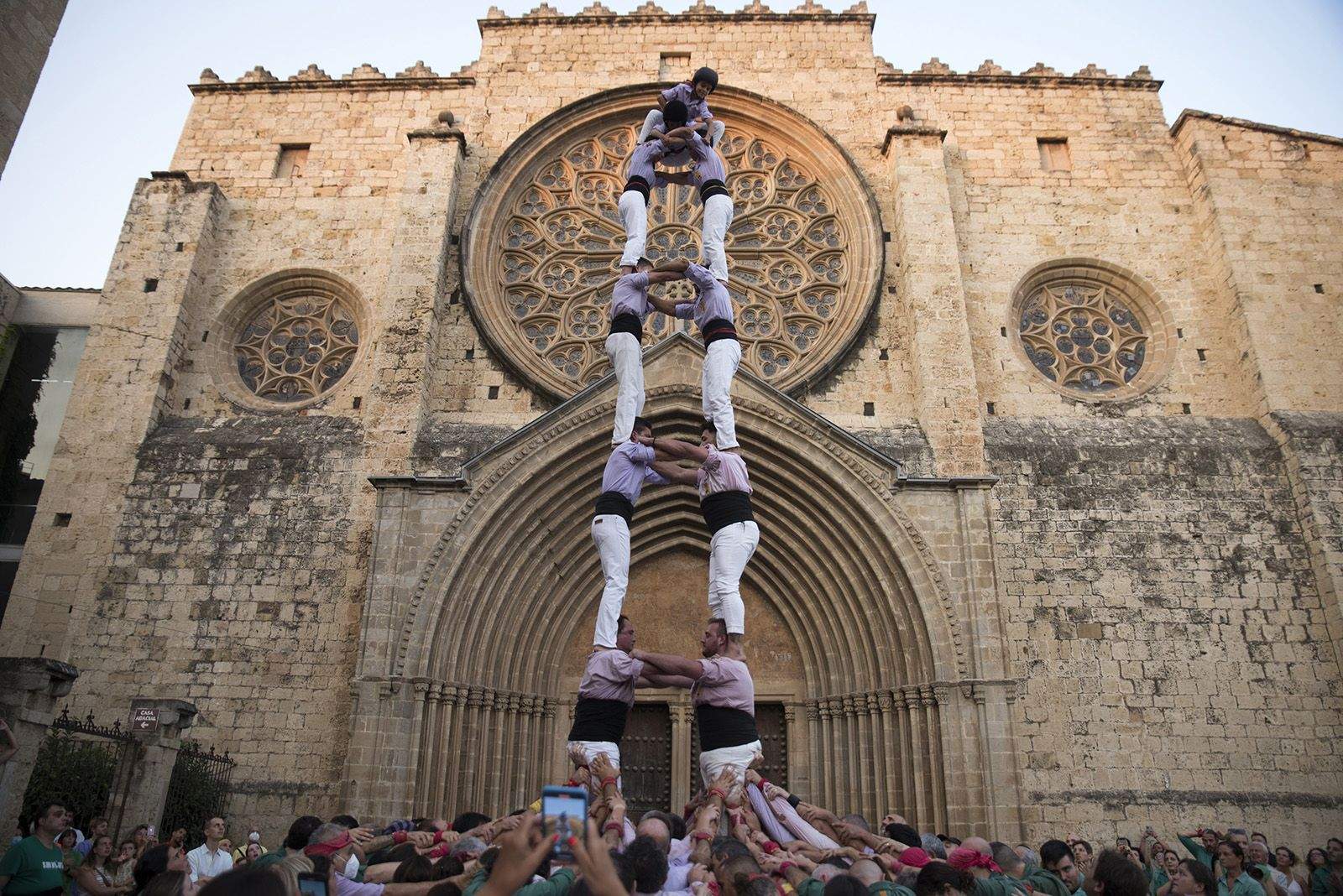 Els Castellers de Sant Cugat estrenen la Diada de la Llotgeta, que agafa el relleu a la Diada de Sant Cugat. FOTO: Bernat Millet