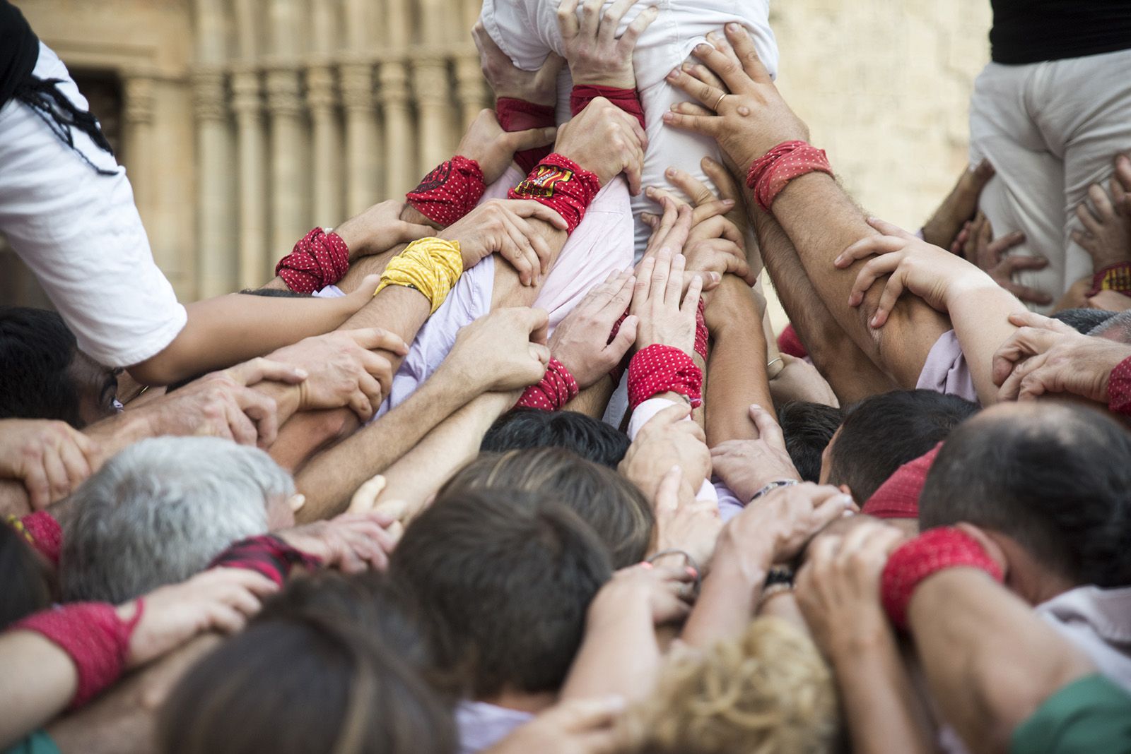 Els Castellers de Sant Cugat estrenen la Diada de la Llotgeta, que agafa el relleu a la Diada de Sant Cugat. FOTO: Bernat Millet