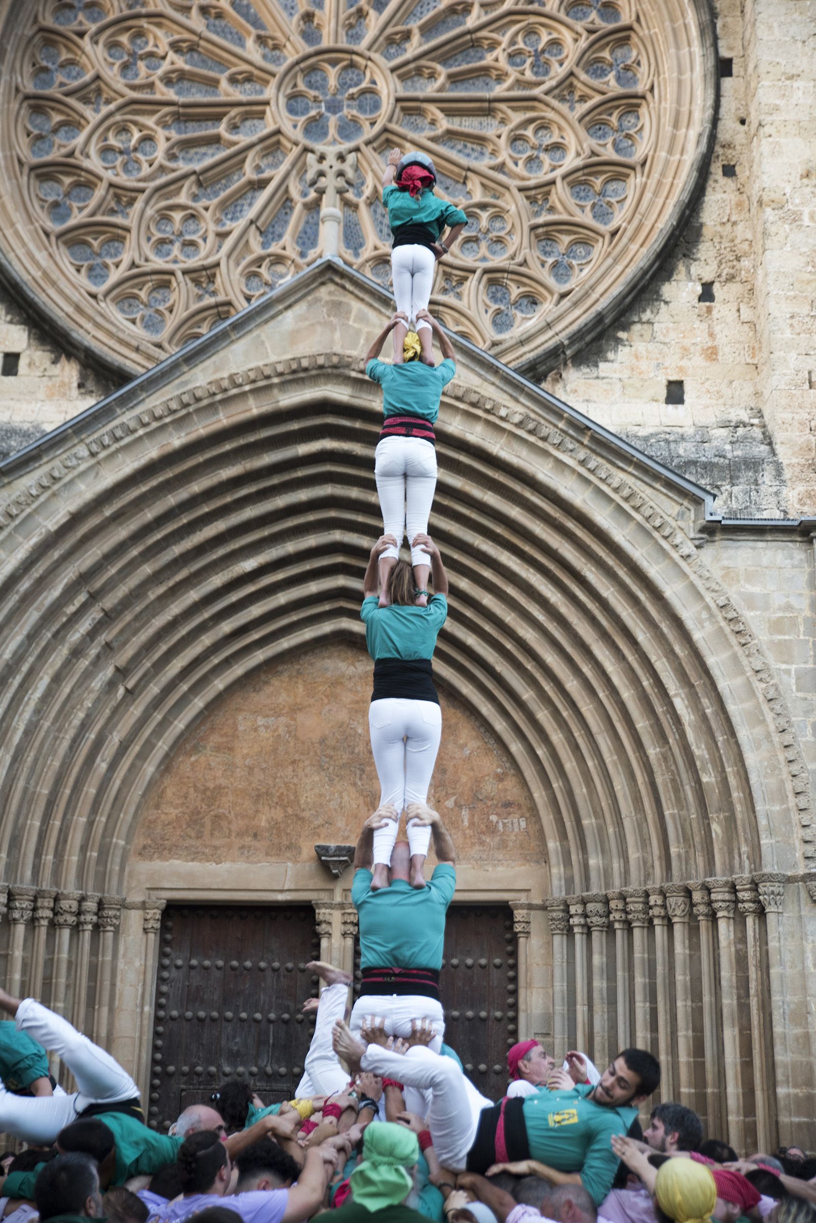 Els Castellers de Sant Cugat estrenen la Diada de la Llotgeta, que agafa el relleu a la Diada de Sant Cugat. FOTO: Bernat Millet