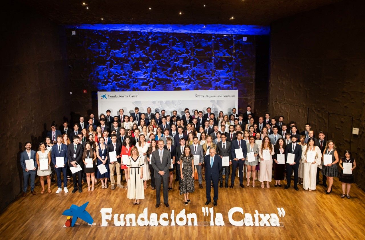 Foto de familia a l'entrega de beques de la Fundación "la Caixa". FOTO: Cedida