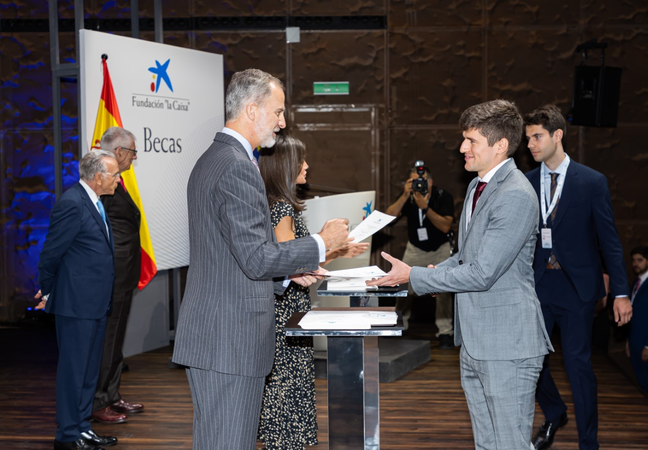 Jan Carbonell Llobet reb una bequa de la mà del rei Felipe VI. FOTO: Cedida