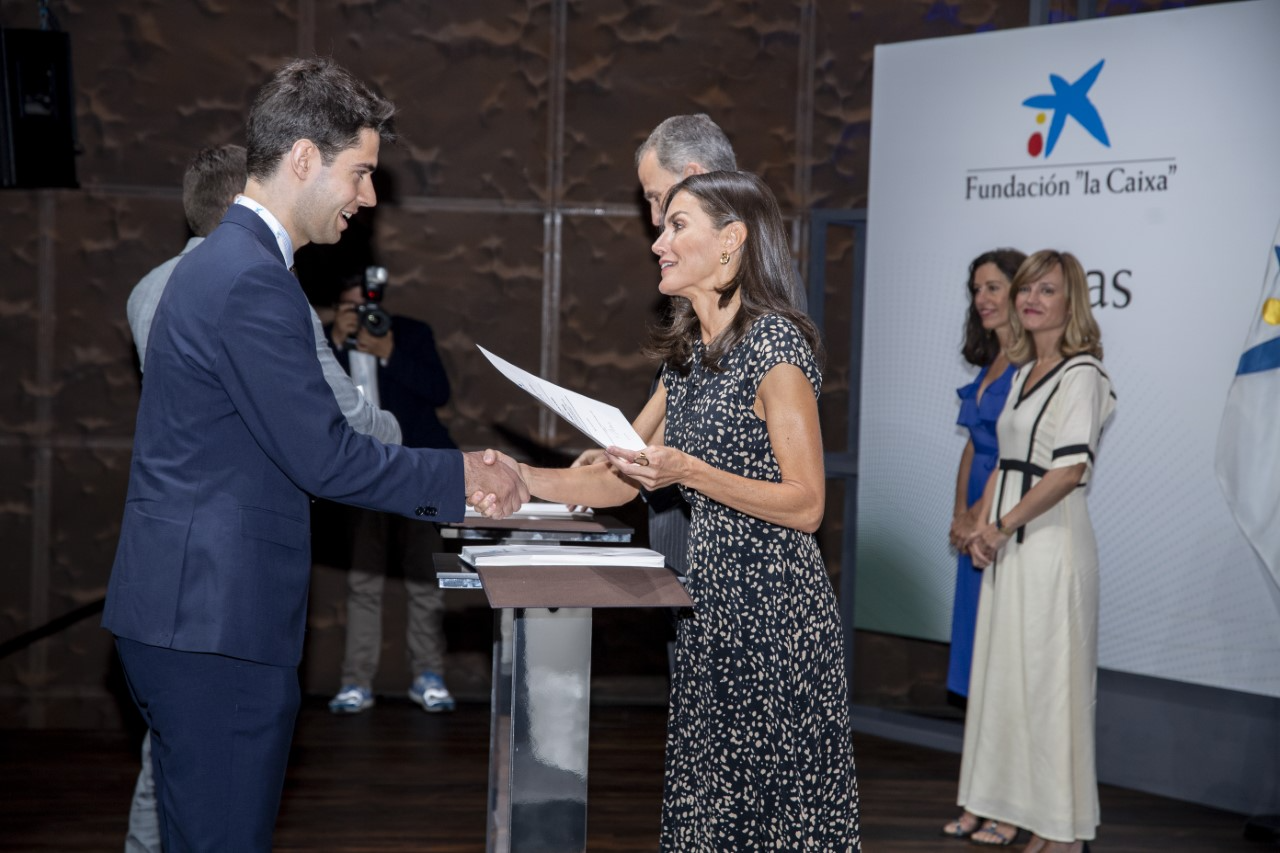 Jordi Carbonell Pradas reb la beque de la mà de la reina Leticia. FOTO : Cedida