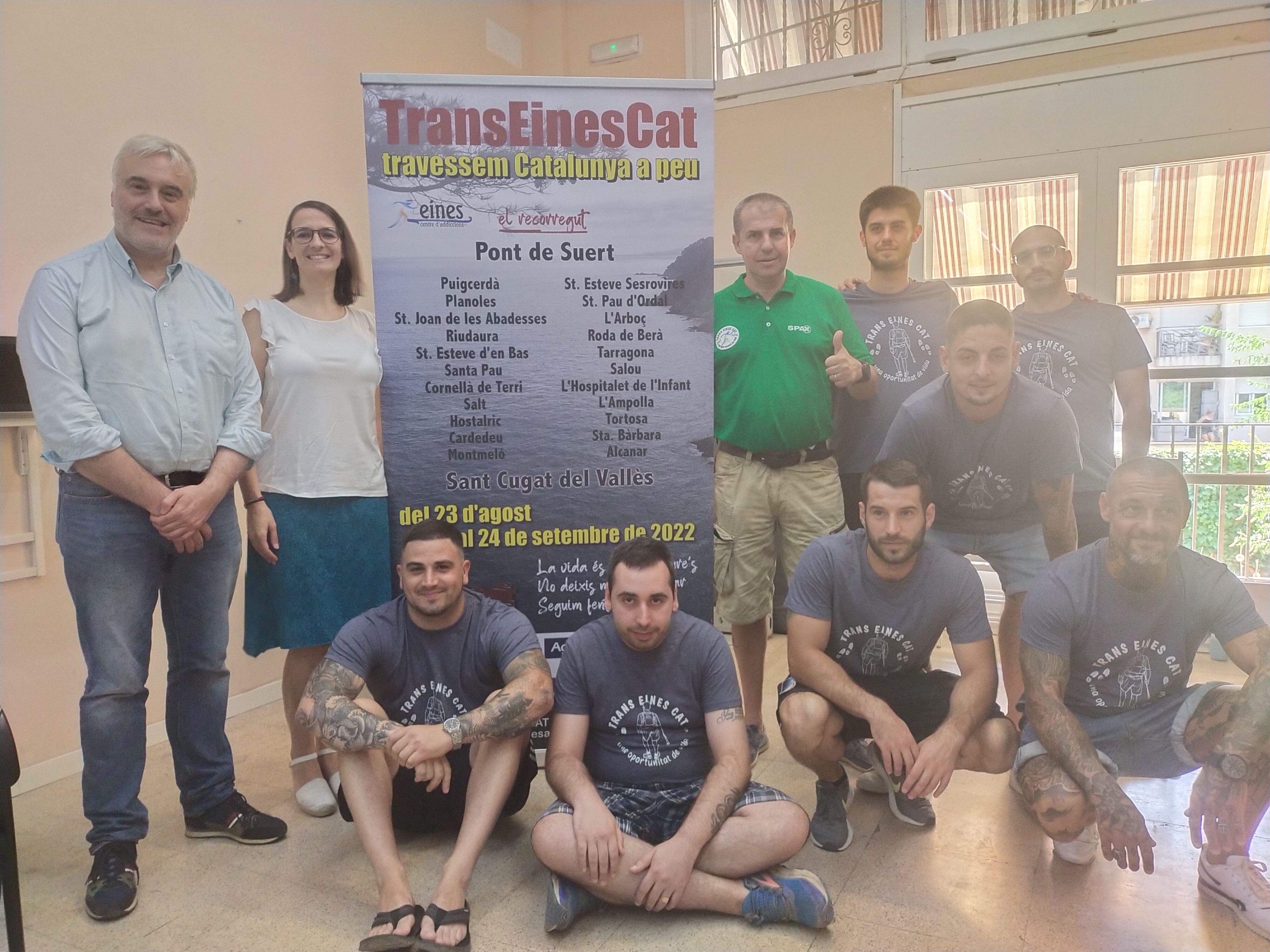 Àlex Florensa amb els regidors Gemma Aristoy i Francesc Carol i els usuaris d'Eines Centre d'Addiccions que participaran en la TransEinesCat. FOTO: TOT Sant Cugat