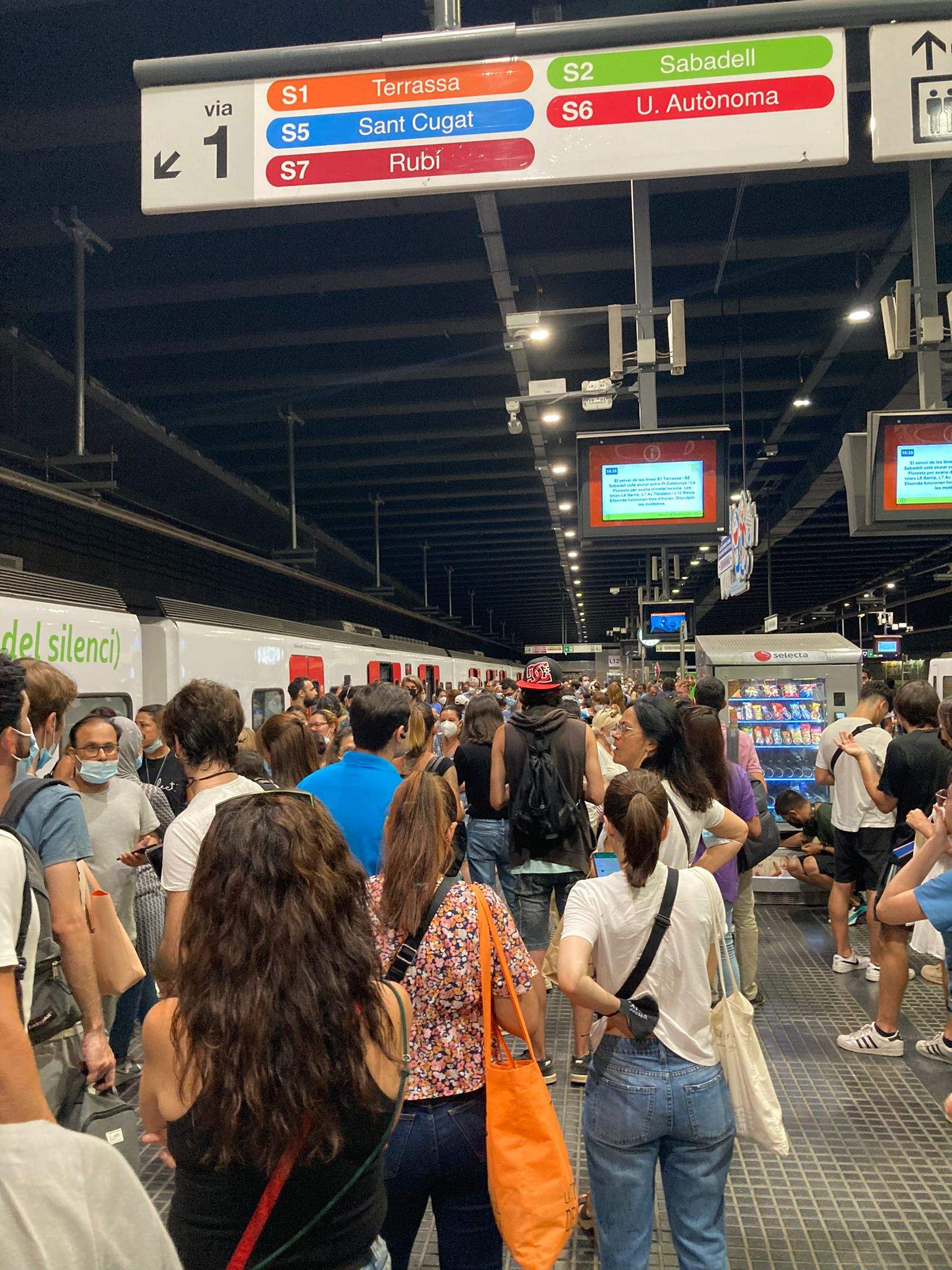 Els viatgers s'acumulen a l'estació de Sarrià. FOTO: Cedida