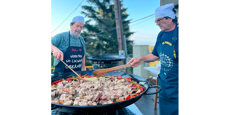 Preparació de la paella i fideuà popular a la pasada Festa Major de 'Sol i Aire' . FOTO: Cedida
