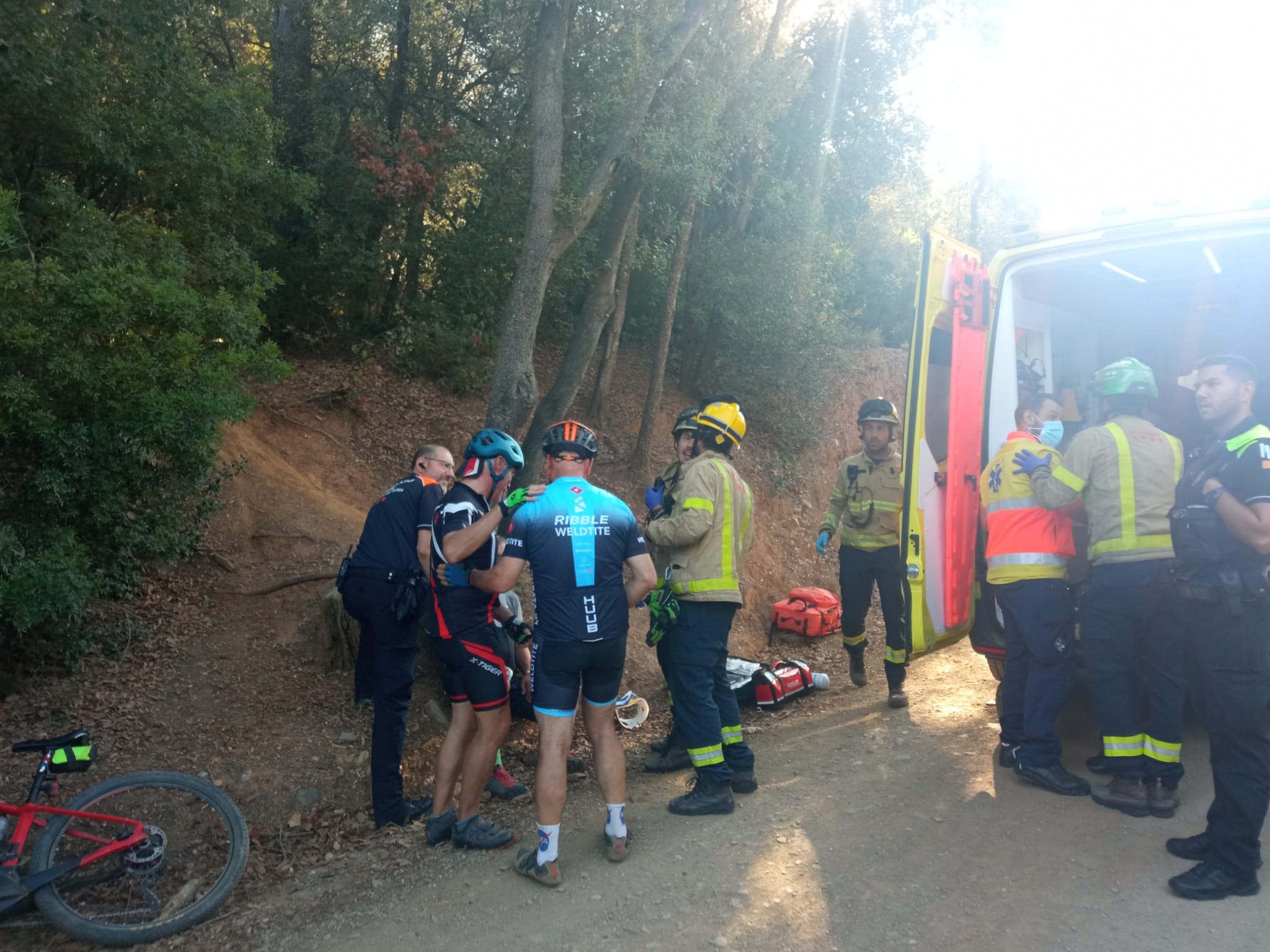 Els bombers rescaten un ciclista a Collserola FOTO: Cedida