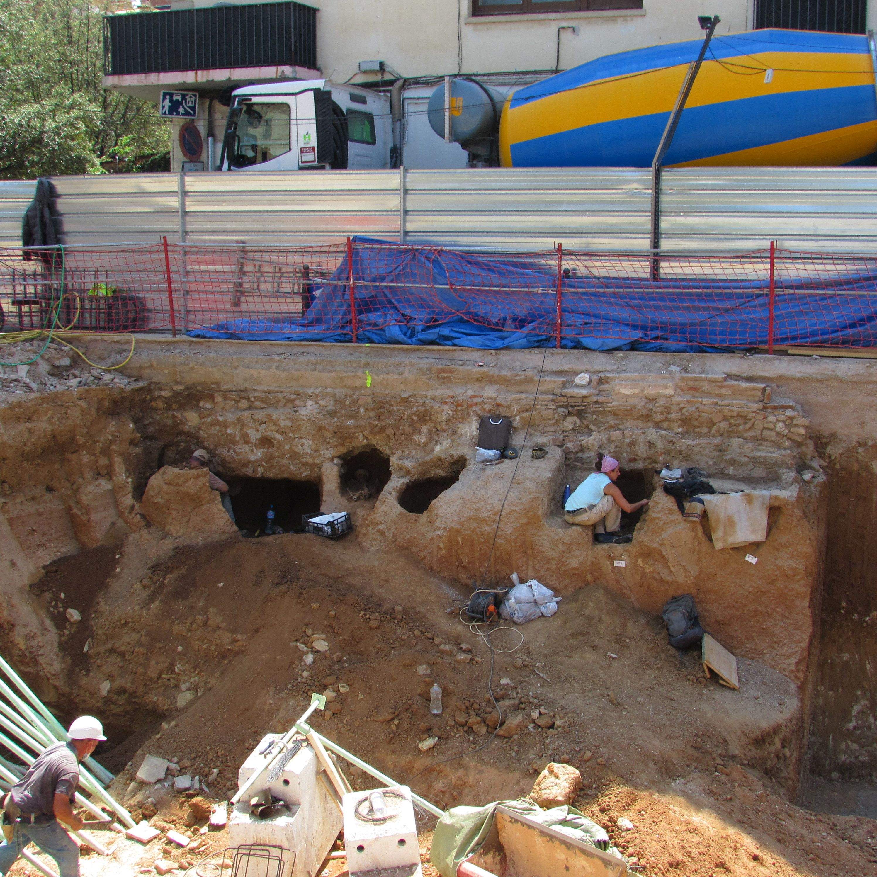 Descobreixen restes arqueològiques de l'antic cementiri medieval a plaça d'Octavià FOTO: Ajuntament