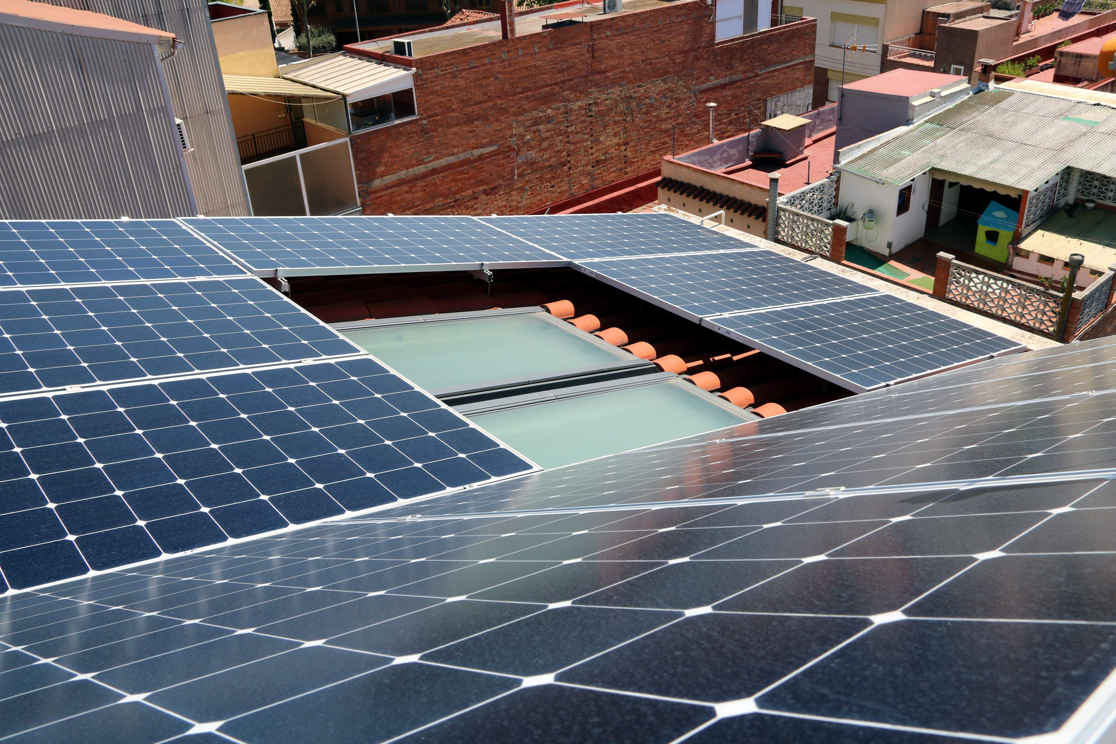 Instal·lació de plaques solars FOTO: ACN / Jordi Bataller