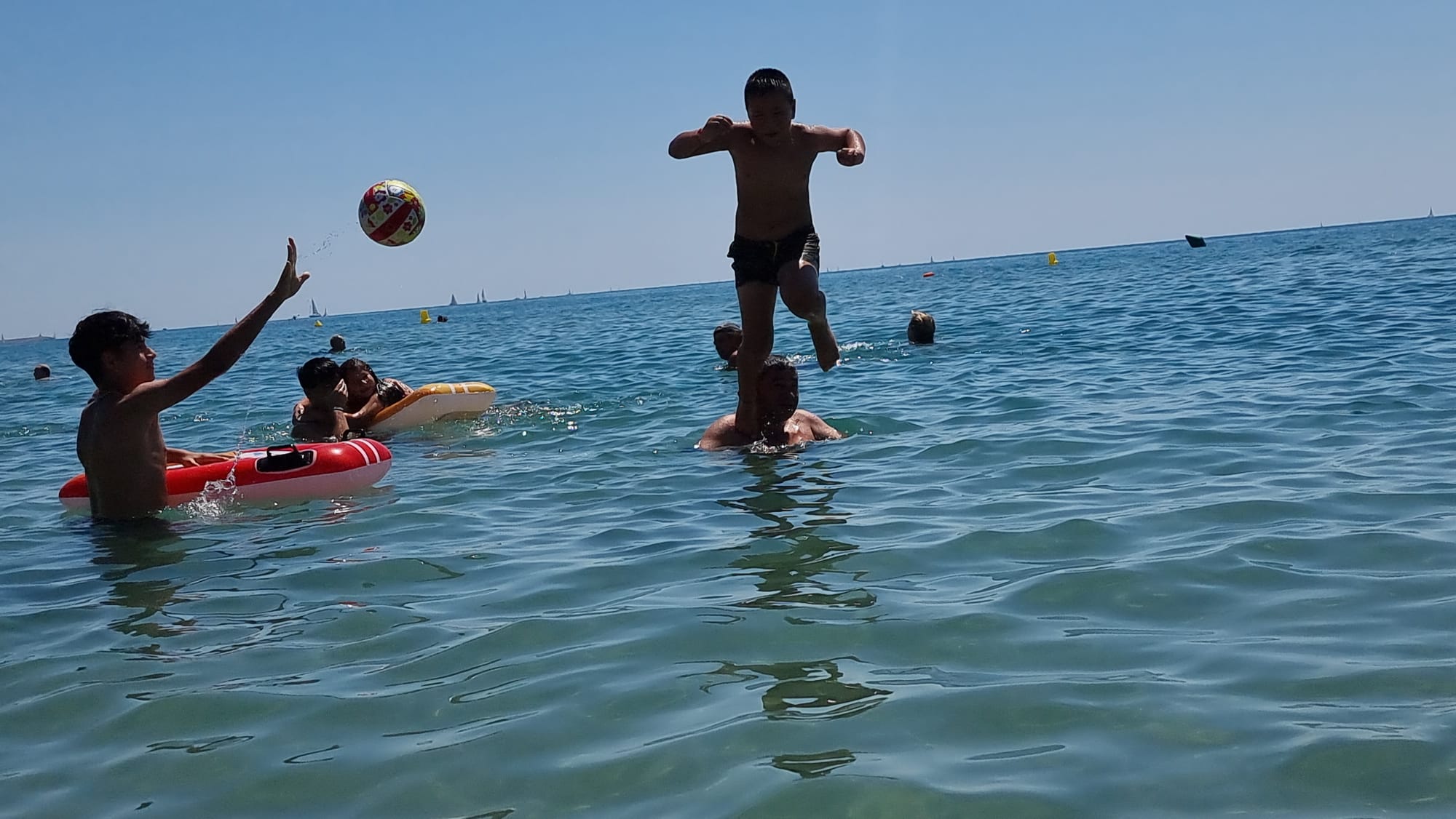 Fútbol bajo las olas · Playa de Cubelles FOTO: Margoth  Fernández Abregú 