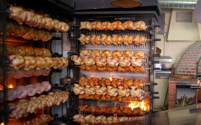 La màquina de pollastres a l'ast de Fet a la llenya d'aquesta rostisseria de Sant Cugat. FOTO: Cedida