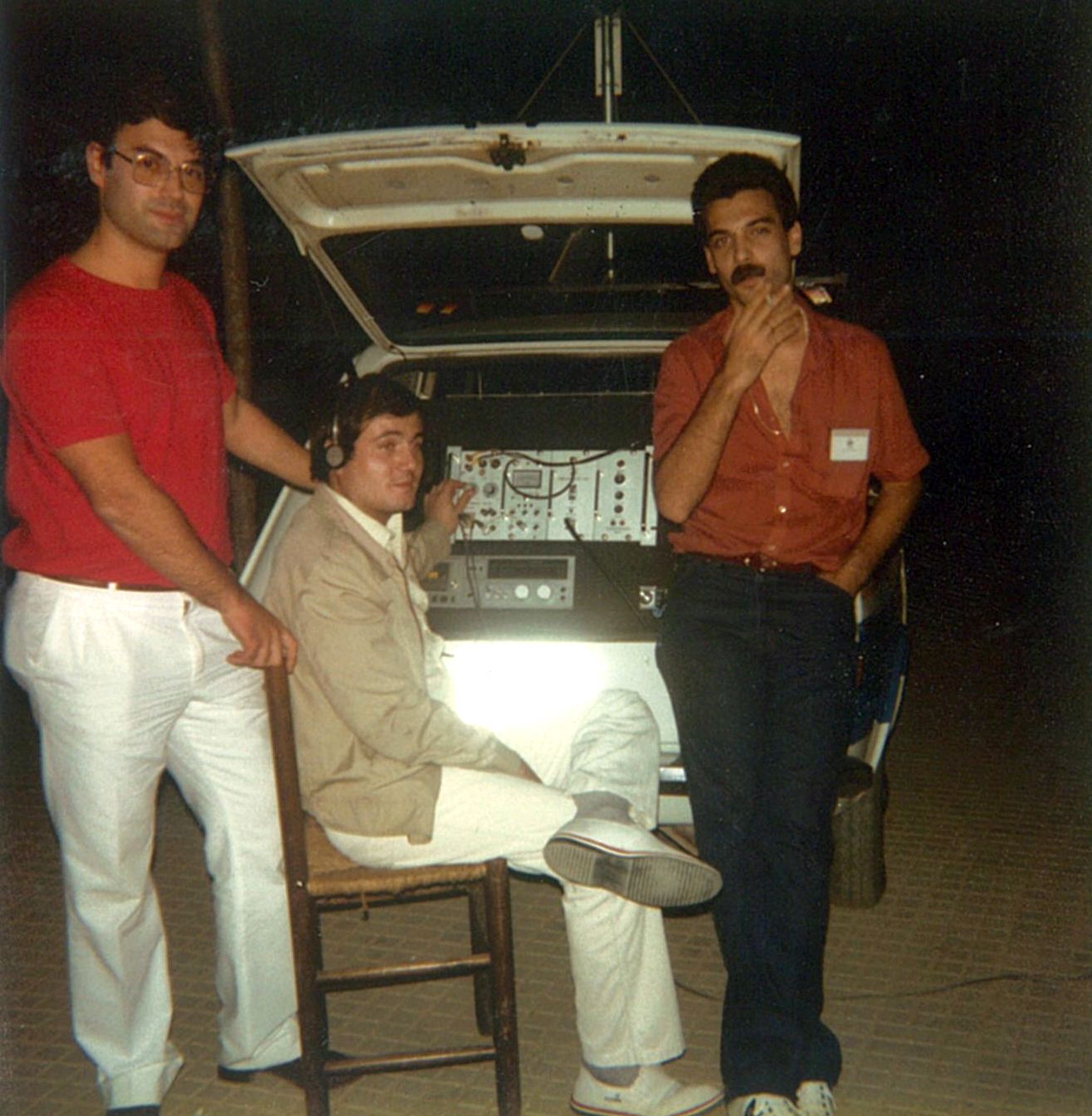 Ramon Grau, Jordi Capell i Josep Grau (d'esquerra a dreta) amb la primera unitat mòbil el 1982. FOTO: Cedida