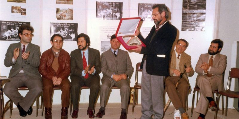 Eugeni Canas rep el primer Santcugatenc de l'any, el 1982. FOTO: Cedida