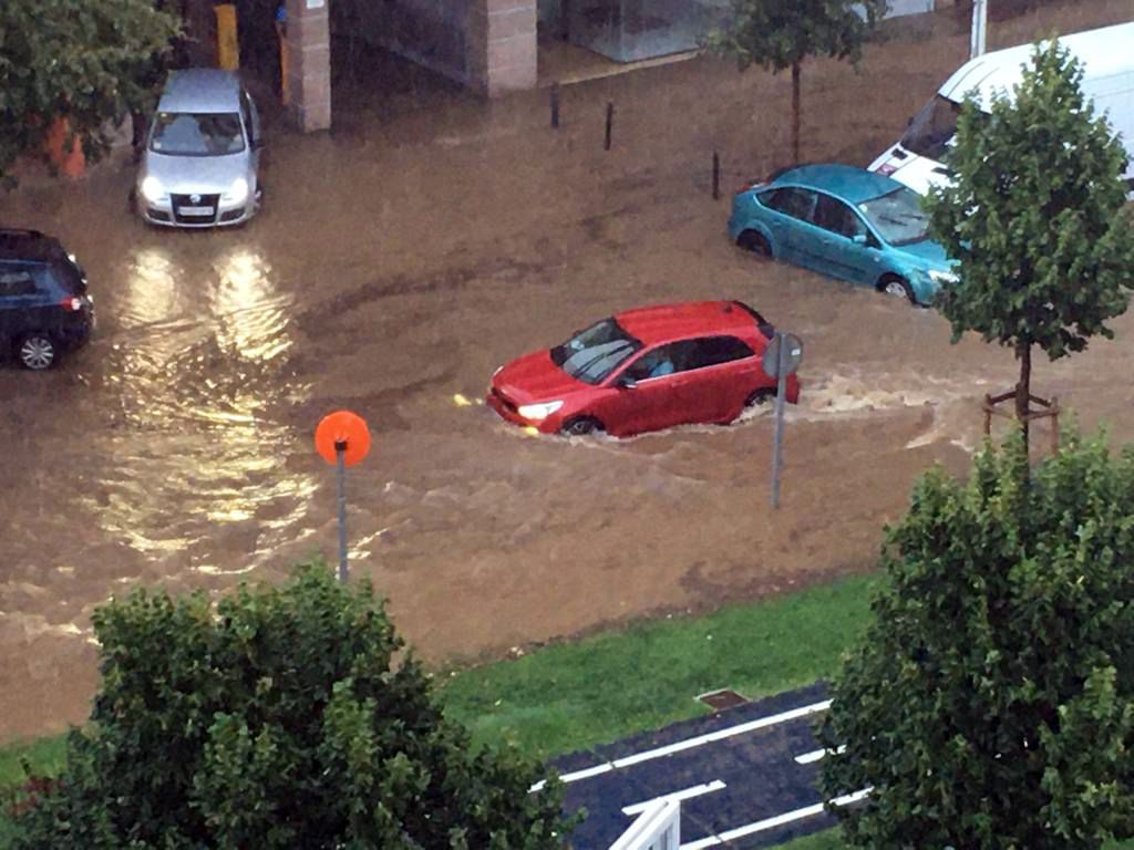 Cotxe atrapat per l'aigua a la rambla del Celler aquest 31 d'agost. FOTO: Sonia Coll