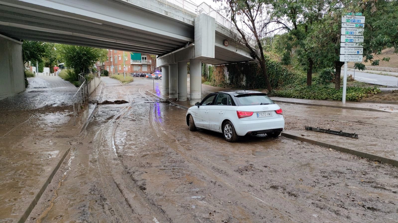 El pont del carrer de Martorell enfangat. FOTO: Ajuntament