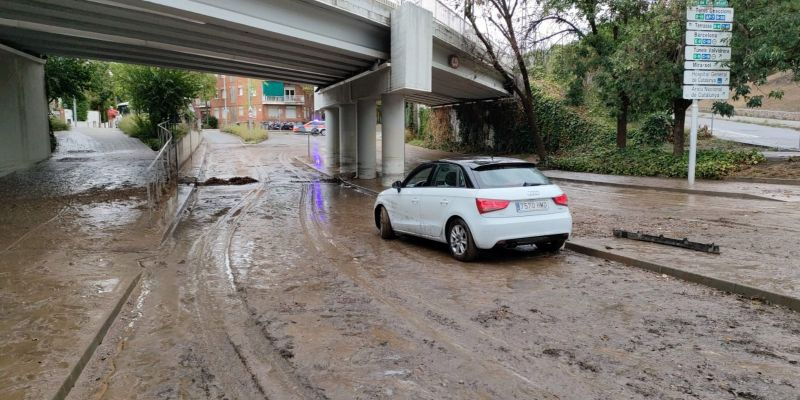 El pont del carrer de Martorell enfangat. FOTO: Ajuntament