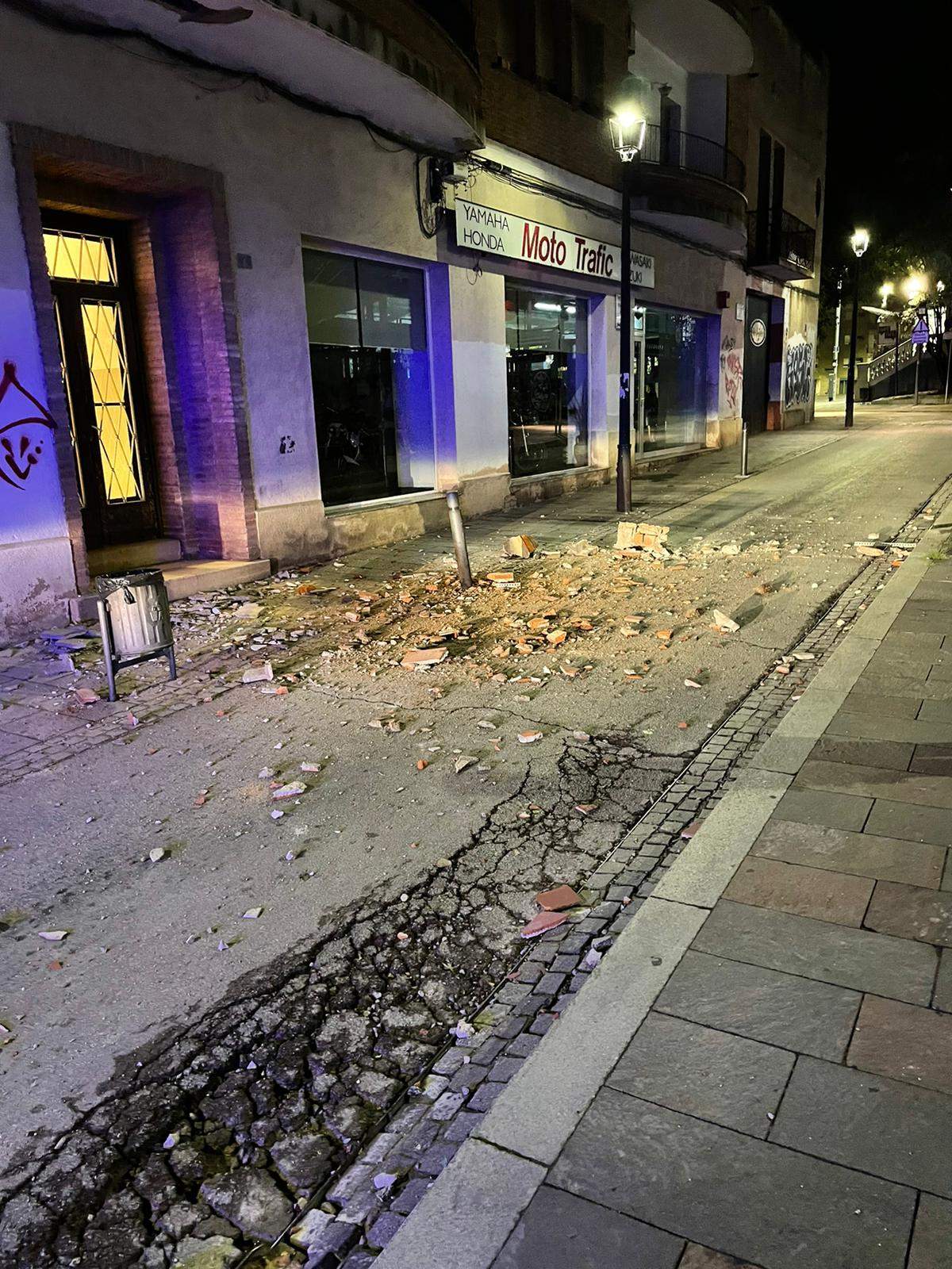 El balcó ha col·lapsat i ha caigut al carrer FOTO: Cedida