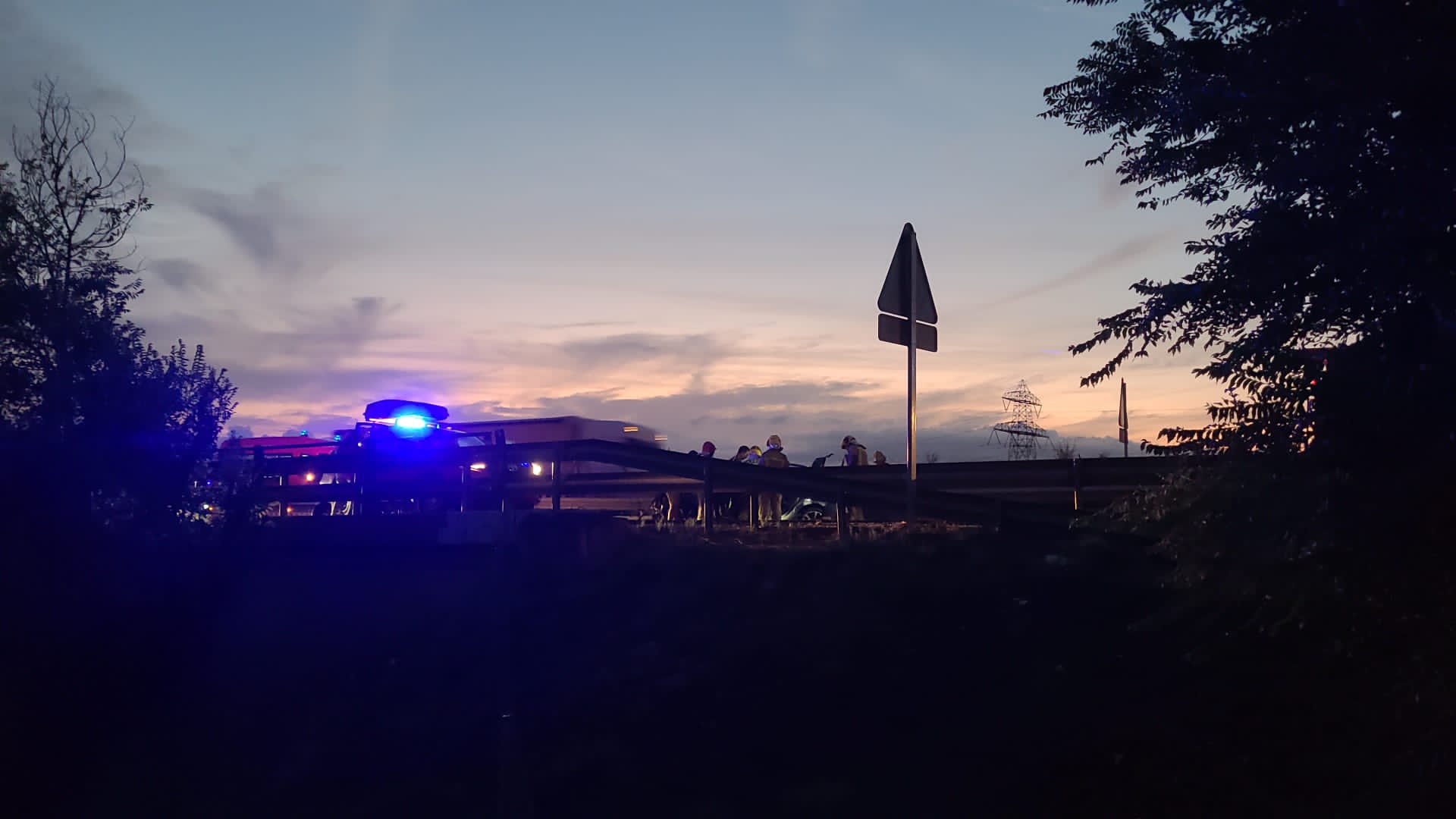 Cinc dotacions de Bombers treballen en un accident a la B-30. FOTO: Cedida