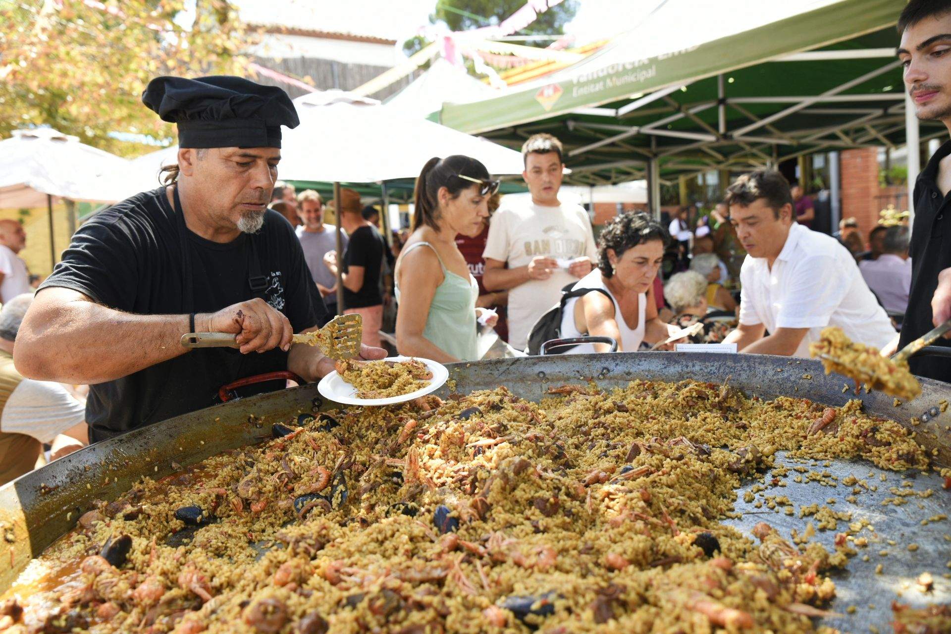 Paellada popular a la Festa Major de la Colònia Montserrat. FOTO: Bernat Millet