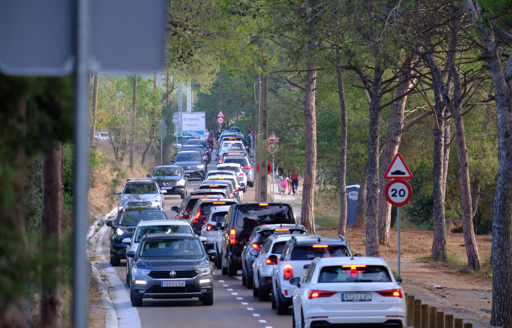 Una fila de cotxes a Sant Cugat. FOTO: Ale Gómez