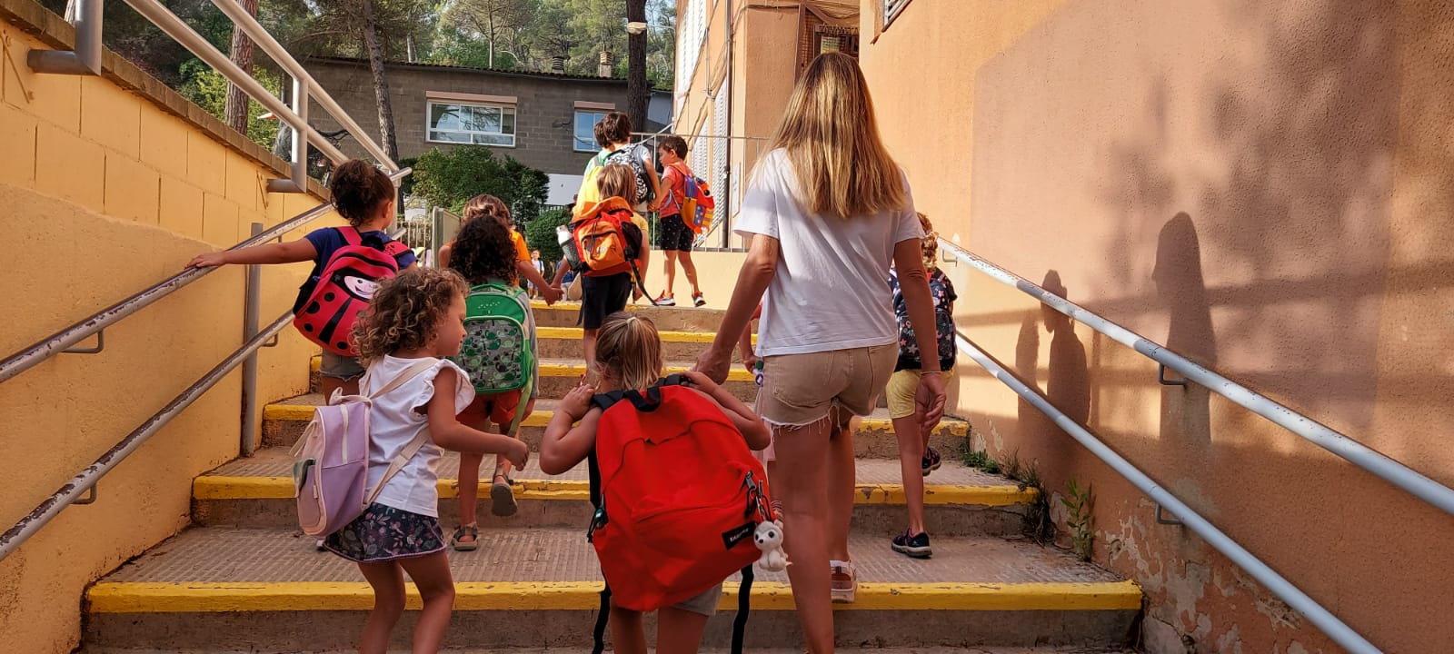 Nens anant a classe a l'inici del curs escolar a La Floresta (Sant Cugat). FOTO: TOT