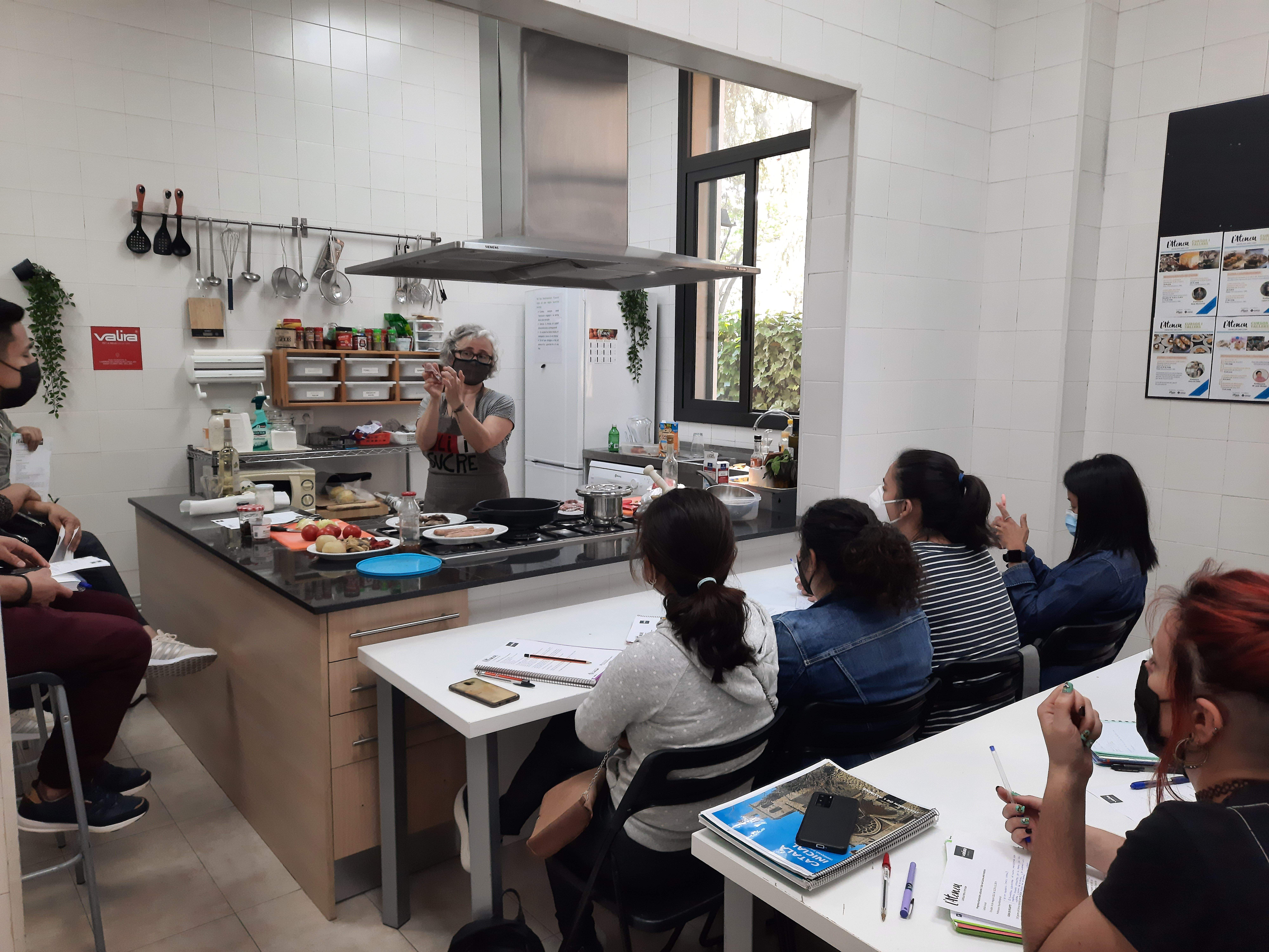 Una de les sessions del curs de cuina a l'Ateneu de Sant Cugat. FOTO: Cedida