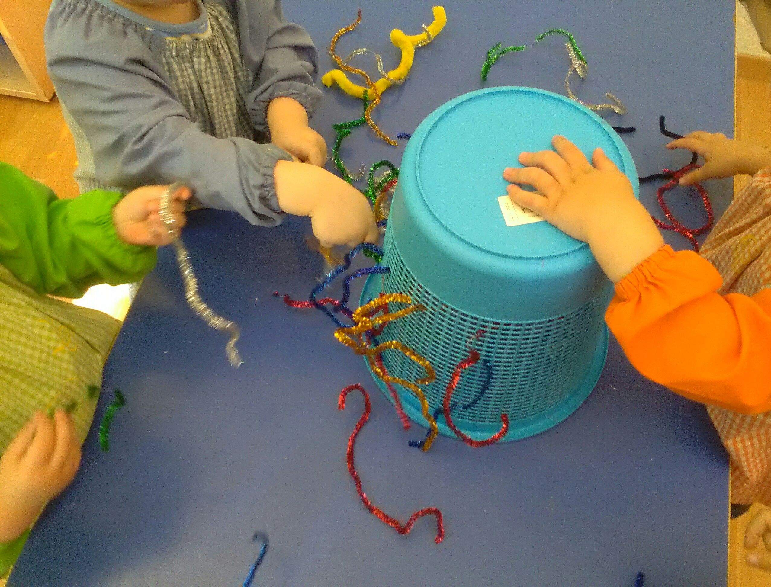 Alumnes de l'escola bressol de Sant Cugat 'Little Ducky' experimentant. FOTO: Cedida