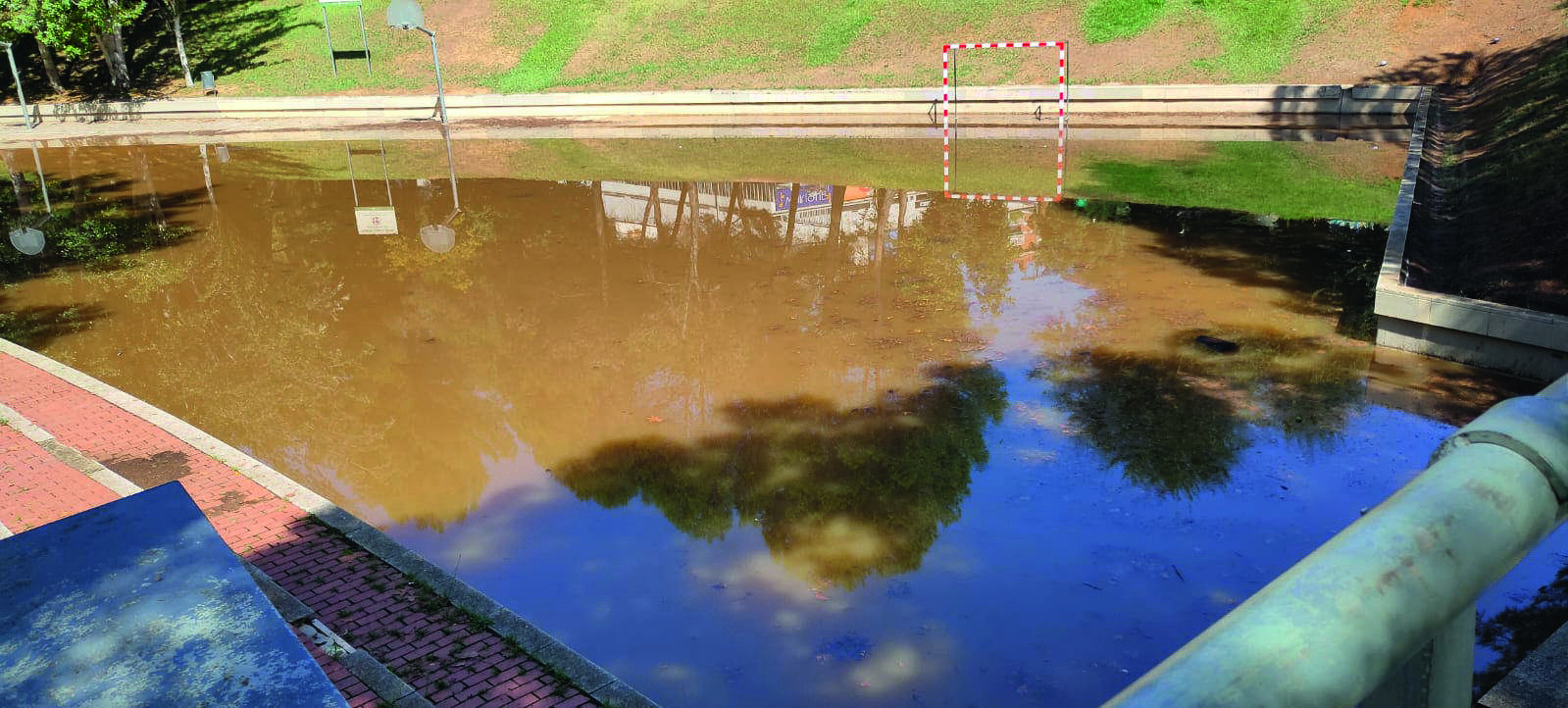 Inundació de la pista del carrer de Manel Farrés