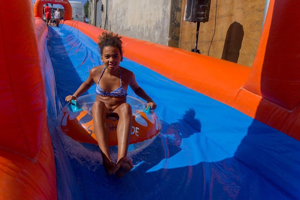 Tobogan d'aigua gegant a la Festa Major de Les Planes. FOTO: TOT Sant Cugat 