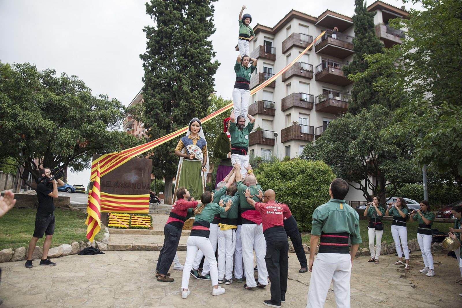 Castellers fa l'Ofrena floral a Rafael Casanova. Foto: Bernat Millet.