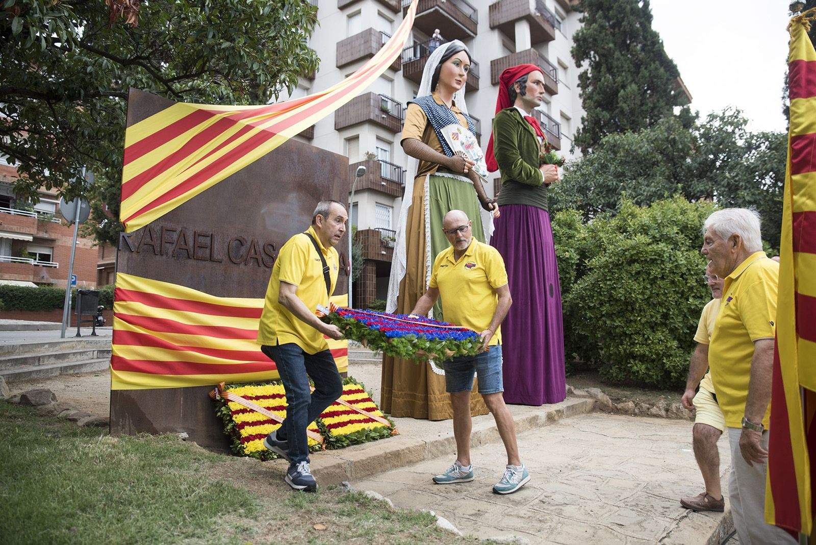 La Penya Blaugrana fa l'Ofrena floral a Rafael Casanova. Foto: Bernat Millet.