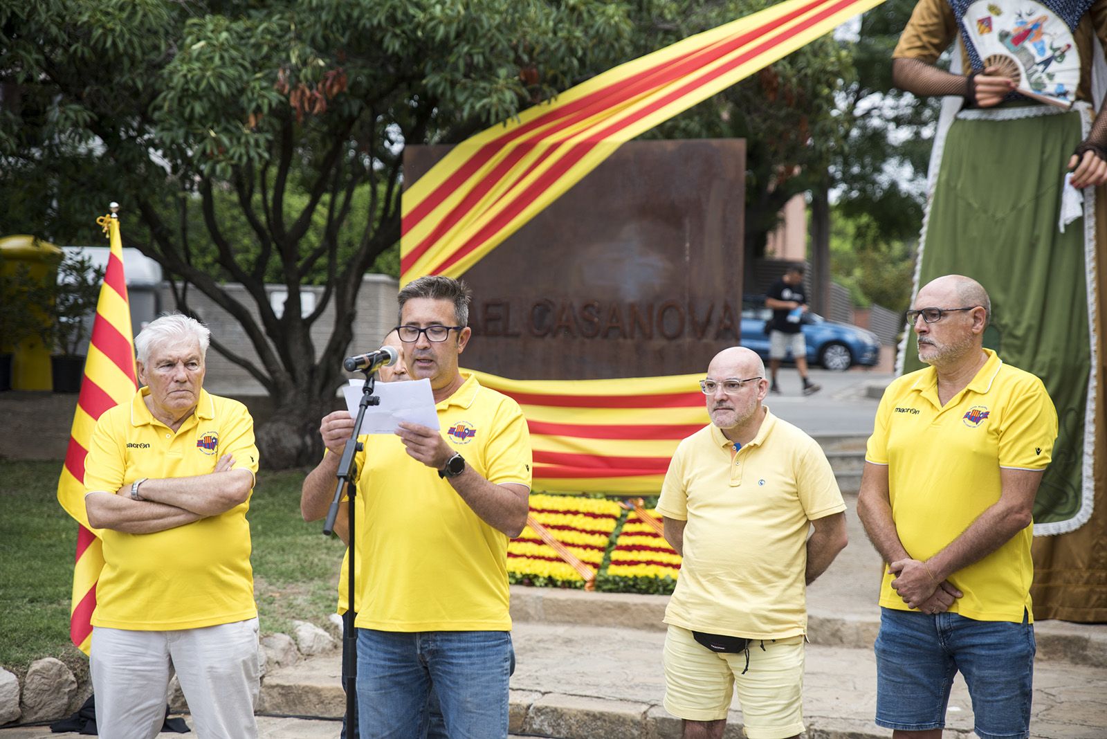 La Penya Blaugrana fa l'Ofrena floral a Rafael Casanova. Foto: Bernat Millet.