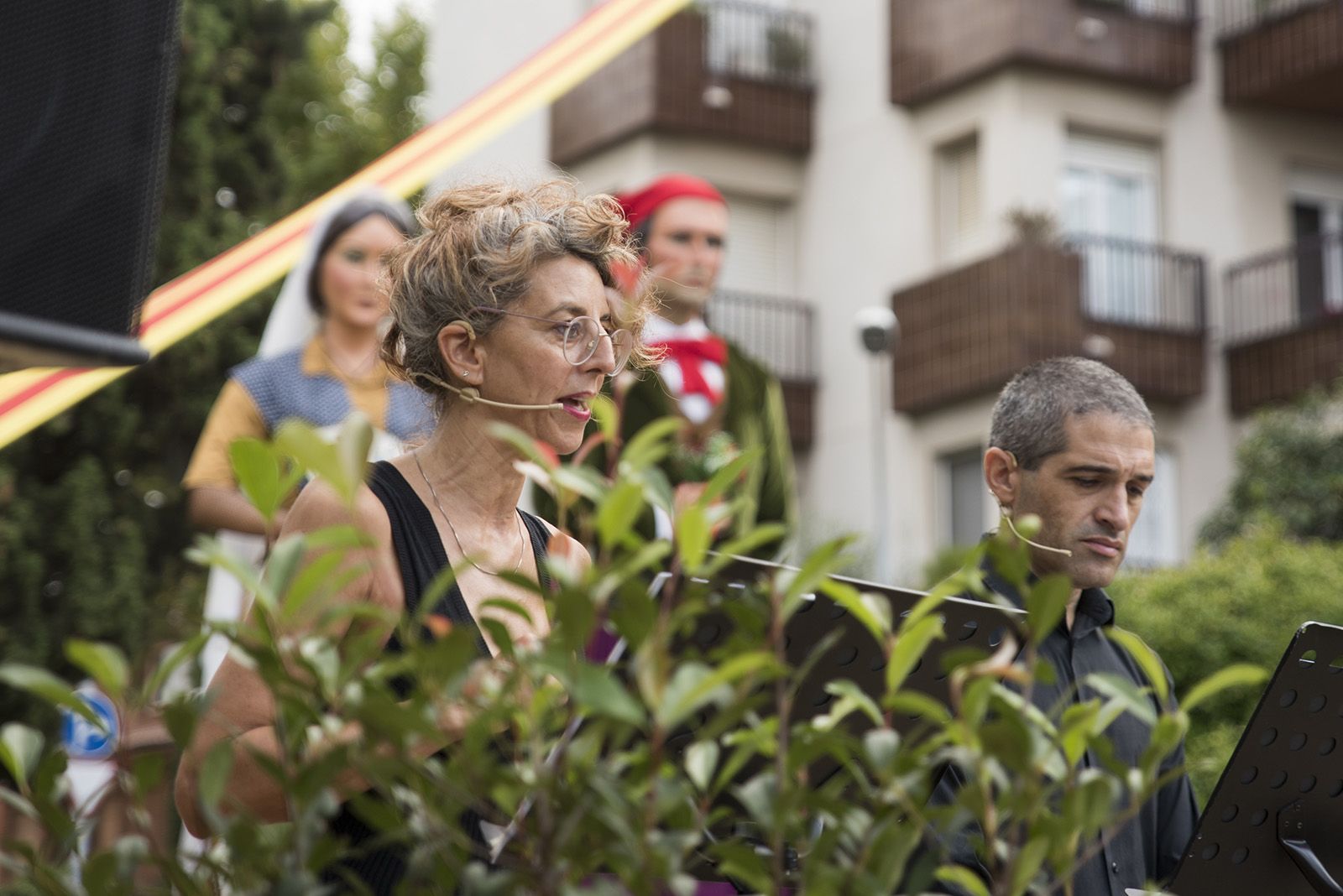 Gisela Figueras i Valentí Maymó interpreten poesies a l'Ofrena floral a Rafael Casanova. Foto: Bernat Millet.