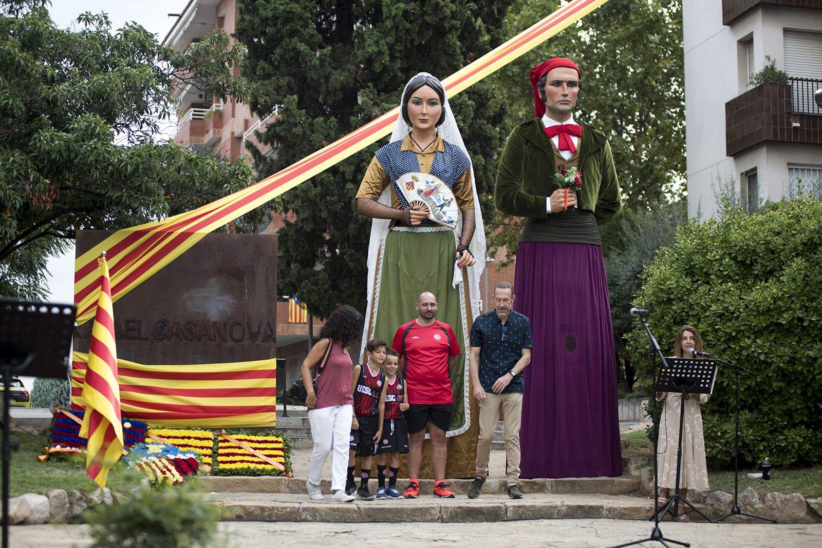 La UESC fa l'Ofrena floral a Rafael Casanova. Foto: Bernat Millet.