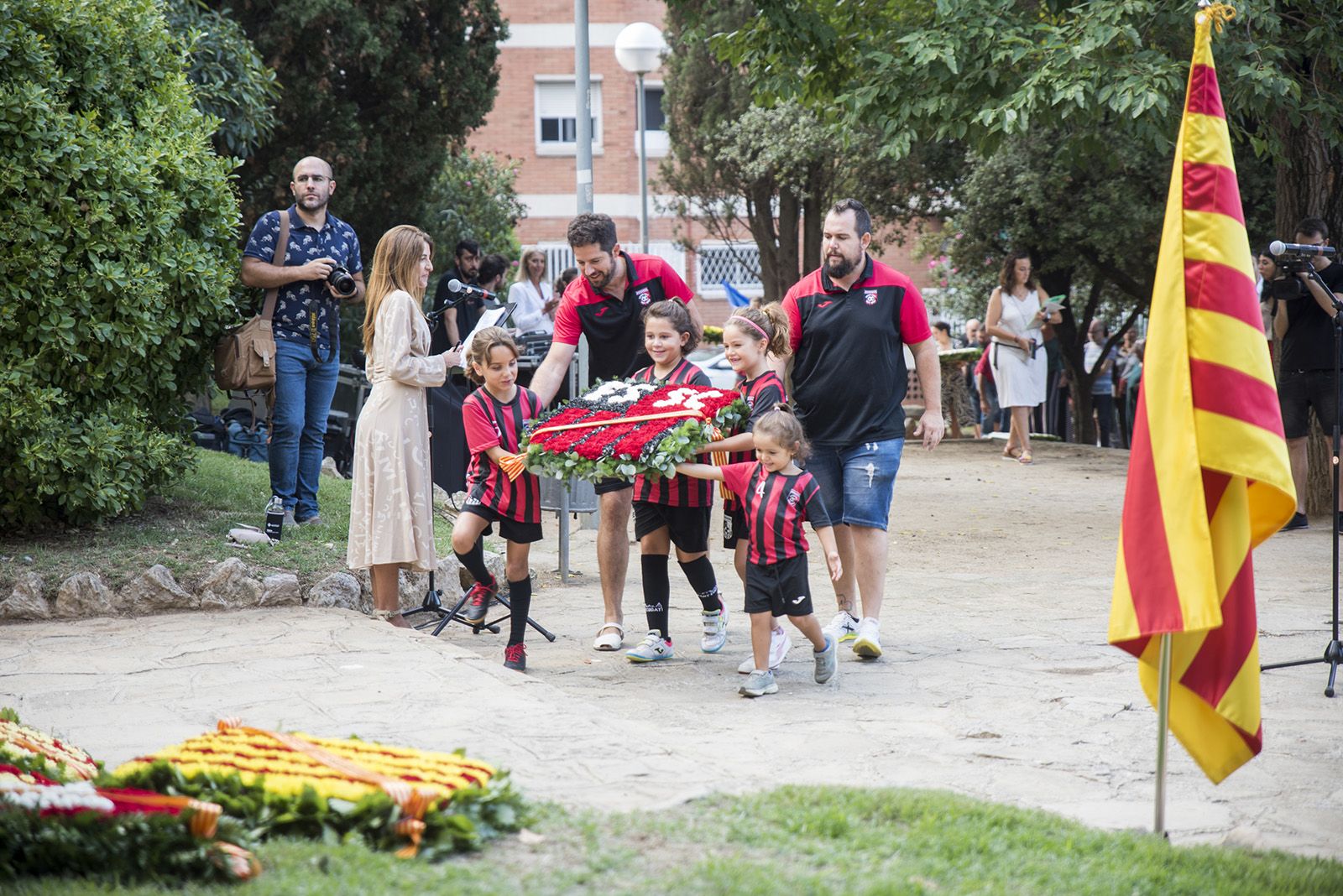 Sant Cugat FC a l'Ofrena floral a Rafael Casanova. Foto: Bernat Millet.