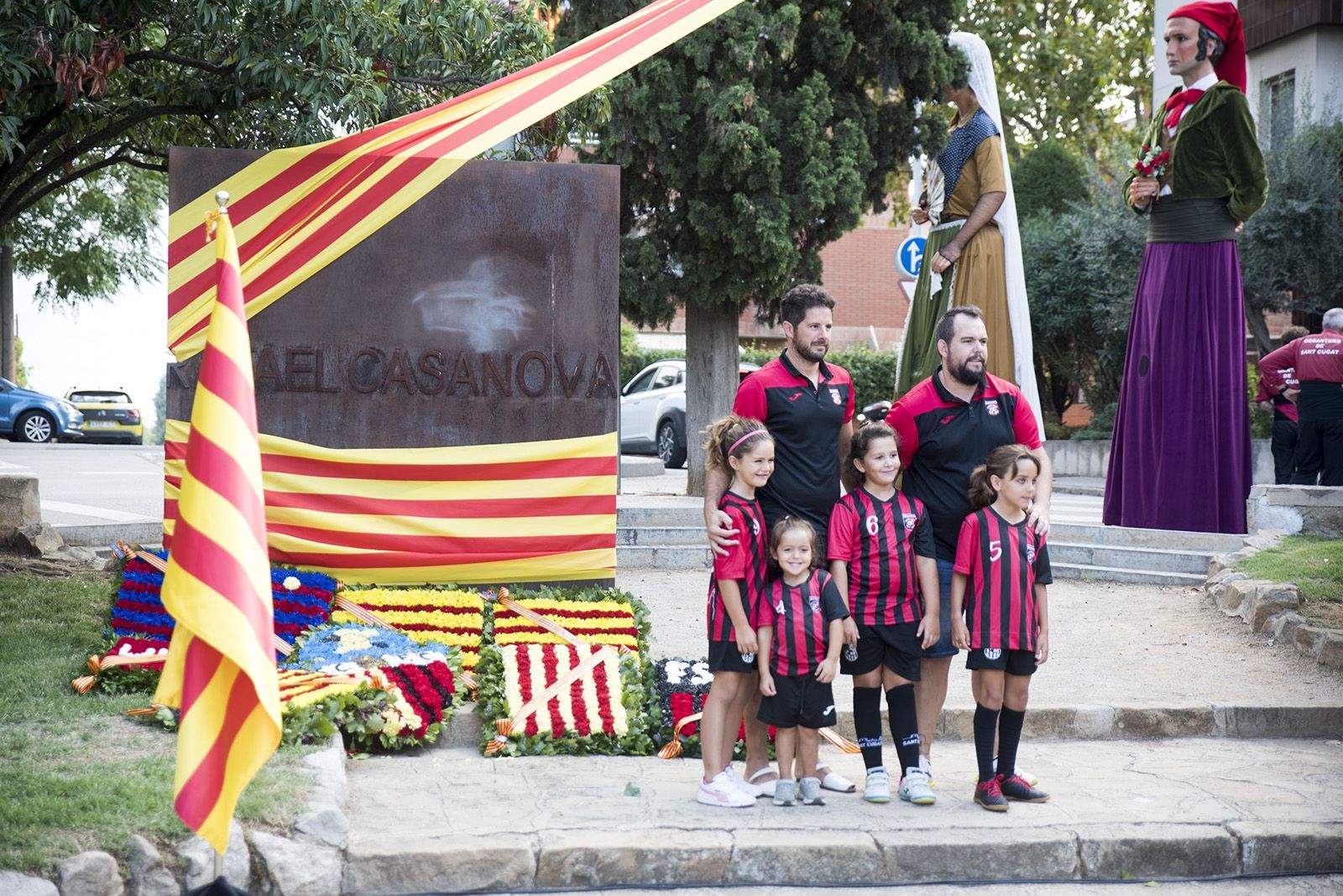 Sant Cugat FC a l'Ofrena floral a Rafael Casanova. Foto: Bernat Millet.
