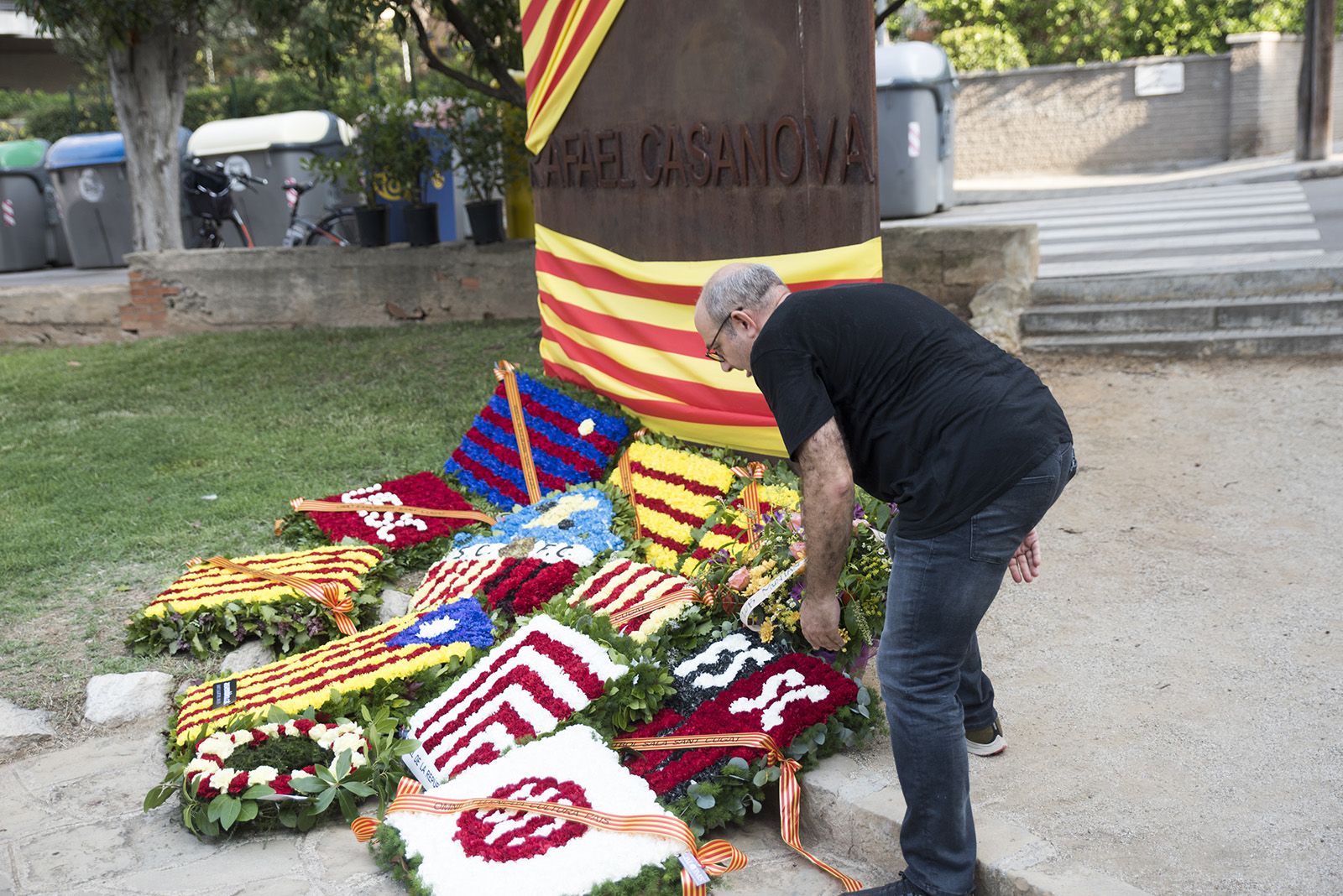 El Club Muntanyenc fa l'Ofrena floral a Rafael Casanova. Foto: Bernat Millet.