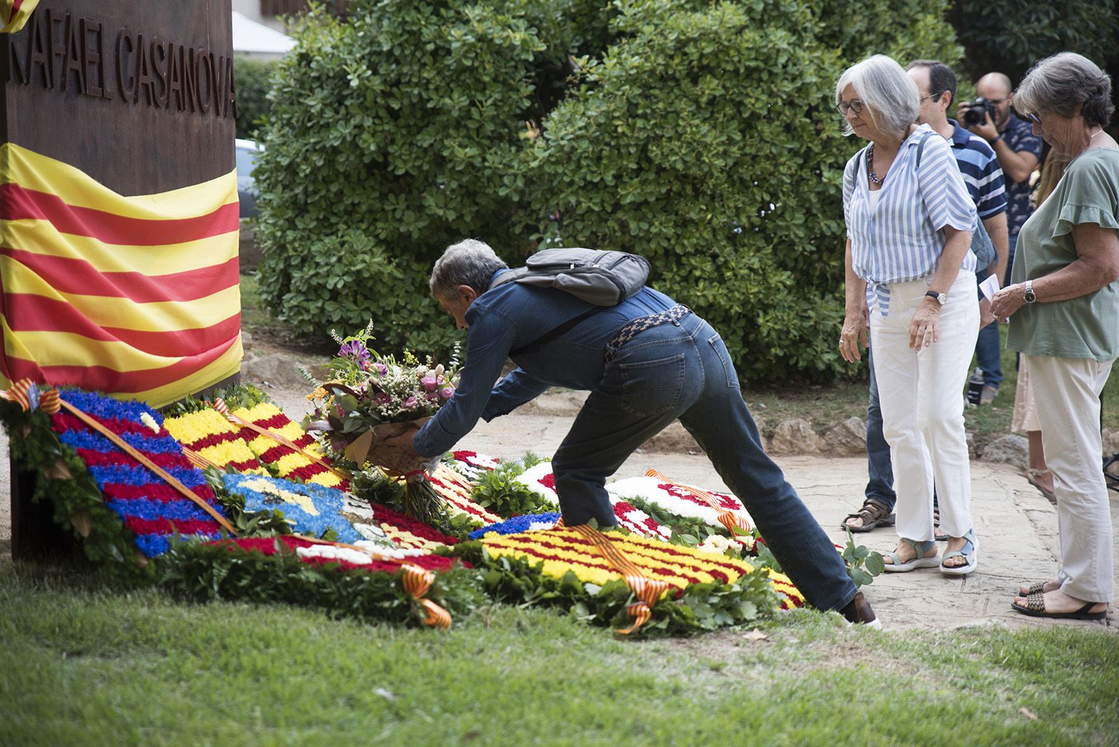 Ofrena floral a Rafael Casanova. FOTO: Bernat Millet