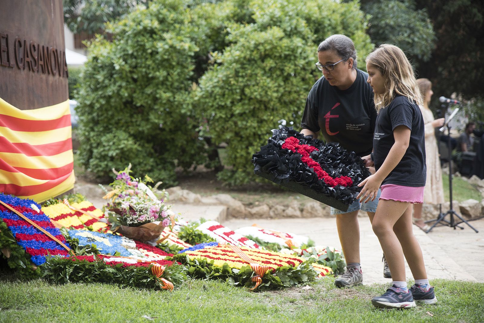 Escola de Música Tradicional fa l'Ofrena floral a Rafael Casanova. Foto: Bernat Millet.