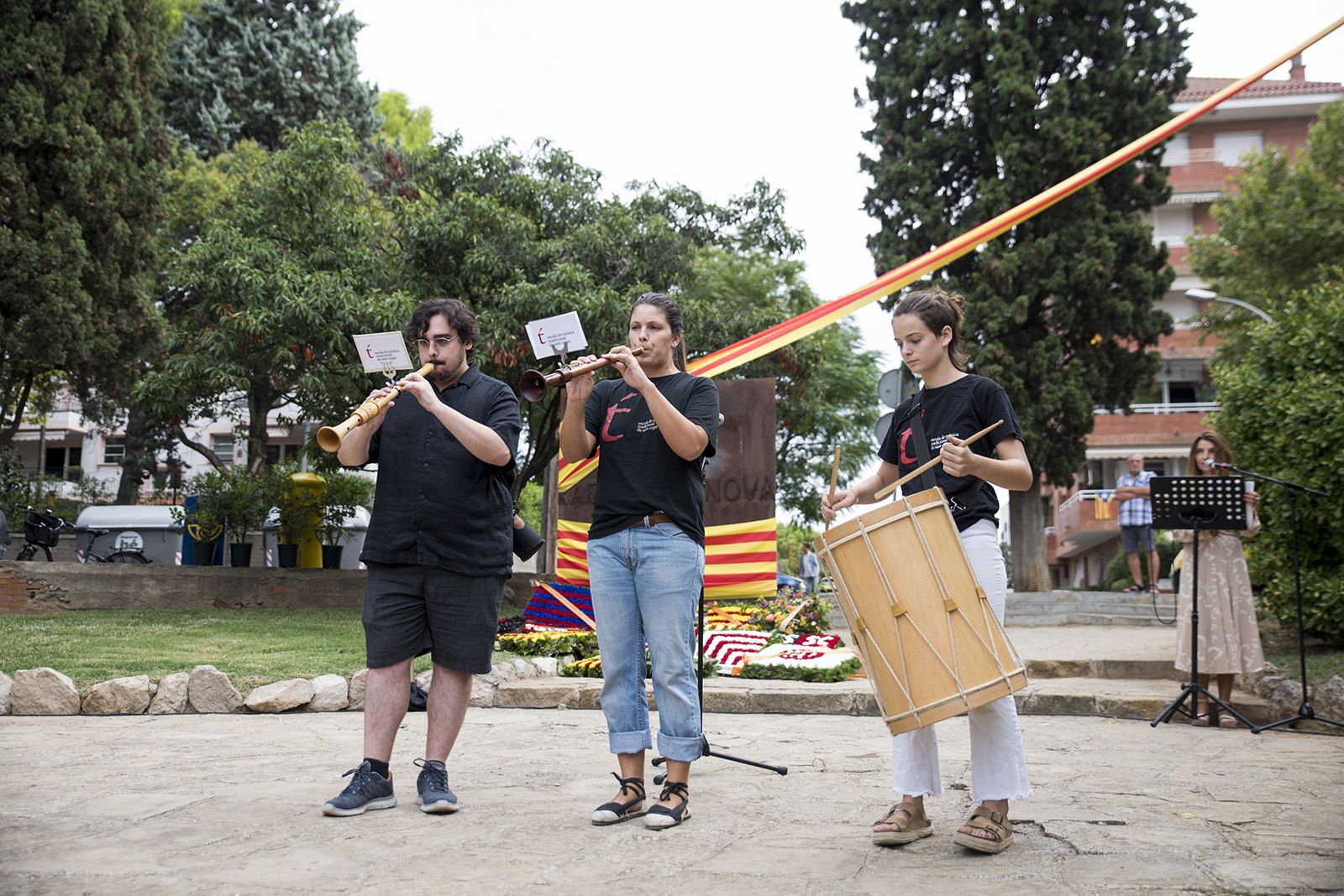 Escola de Música Tradicional fa l'Ofrena floral a Rafael Casanova. Foto: Bernat Millet.
