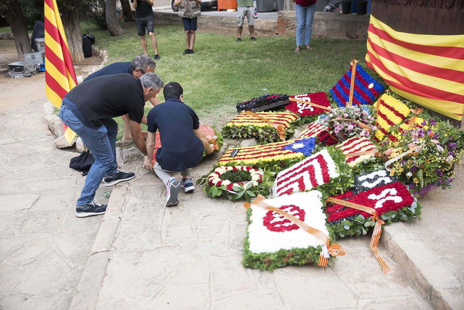 QBasket fa l'Ofrena floral a Rafael Casanova. Foto: Bernat Millet.