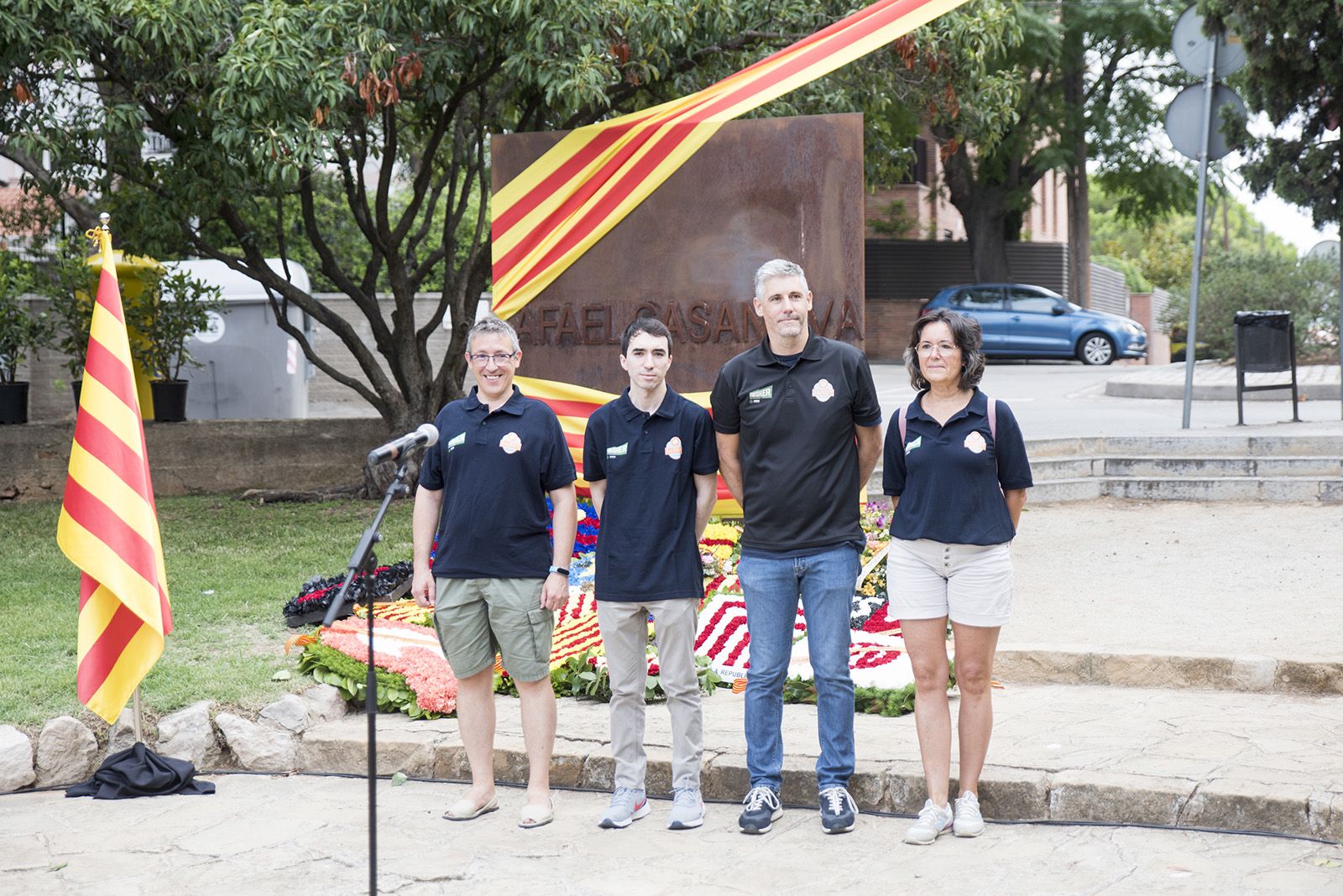 Qbasket fa l'Ofrena floral a Rafael Casanova. Foto: Bernat Millet.