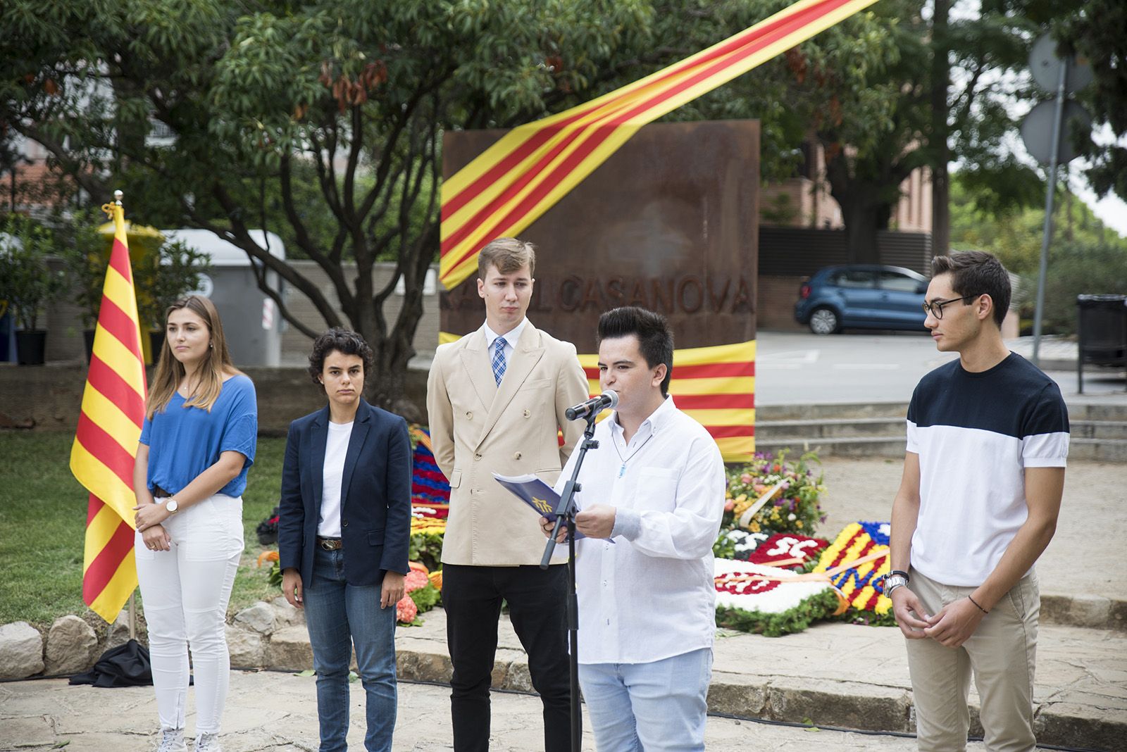 La JNC fa l'Ofrena floral a Rafael Casanova. Foto: Bernat Millet.
